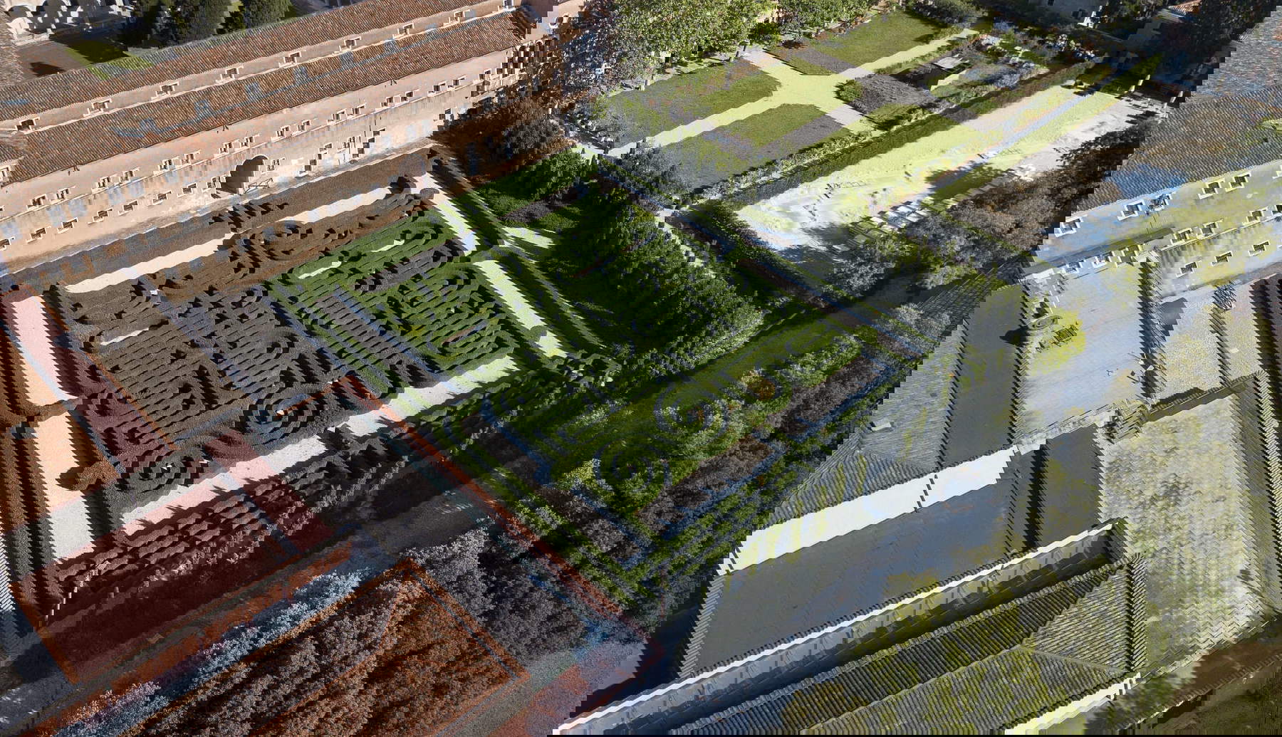 Blick auf das Borges-Labyrinth auf der Insel San Giorgio in Venedig. Die Hecken bilden Borges' Namen. Foto: Matteo De Fina Blick auf das Borges-Labyrinth auf der Insel San Giorgio in Venedig. Die Hecken bilden Borges' Namen. Foto: Matteo De Fina