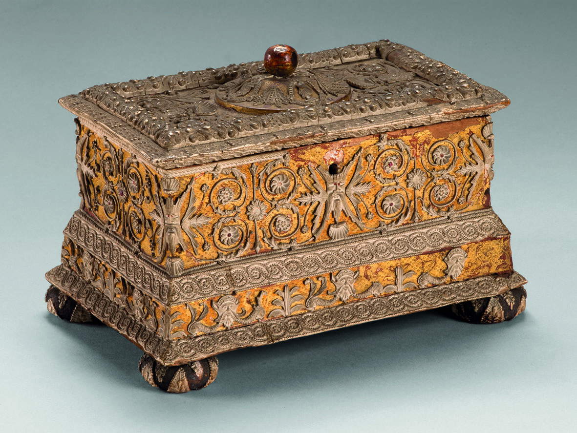 Bottega dei Trionfi romani, Arqueta con máscaras y racimos (segunda tercera década del siglo XVI; madera, pan de oro y pastilla, 14 x 21 x 13,5 cm; colección particular) Bottega dei Trionfi romani, Arqueta con máscaras y racimos (segunda tercera década del siglo XVI; madera, pan de oro y pastilla, 14 x 21 x 13,5 cm; colección particular)