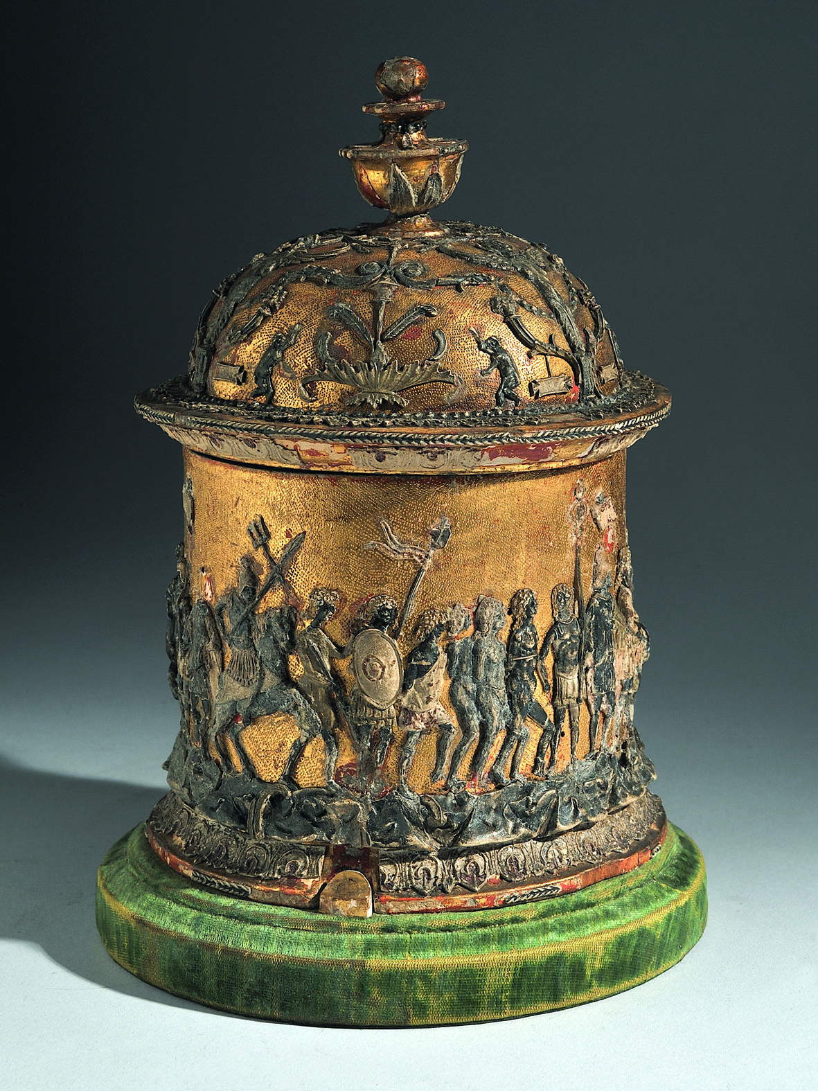 Taller de Andrea Mantegna, Arqueta con escena de triunfo (finales del siglo XV - principios del XVI; madera, pan de oro y pastille, altura 20,5 cm, diámetro 14,8 cm; Colección particular) Taller de Andrea Mantegna, Arqueta con escena de triunfo (finales del siglo XV - principios del XVI; madera, pan de oro y pastille, altura 20,5 cm, diámetro 14,8 cm; Colección particular)