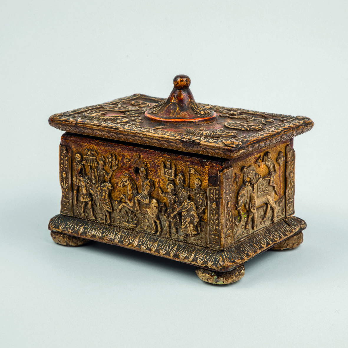Craftsmen close to those working in the Bottega dei Temi morali e amorosi, Casket with Marco Curzio [recto], Warriors fighting on an elephant [right side] (early decades of the 16th century; wood, gold leaf and pastille, 9.8 x 12.8 x 8.8 cm; Ferrara, Museo Schifanoia, Gift of the Brunello family in memory of Marco)