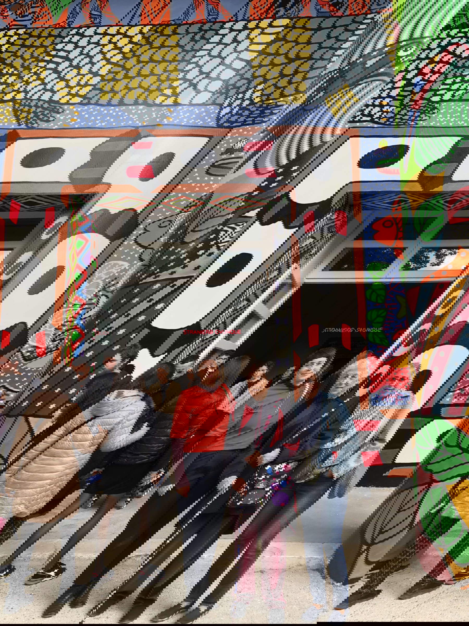 Samia Halaby con sus dos nietas en la Bienal de Venecia 2024. Foto: Raja El Fani Samia Halaby con sus dos nietas en la Bienal de Venecia 2024. Foto: Raja El Fani