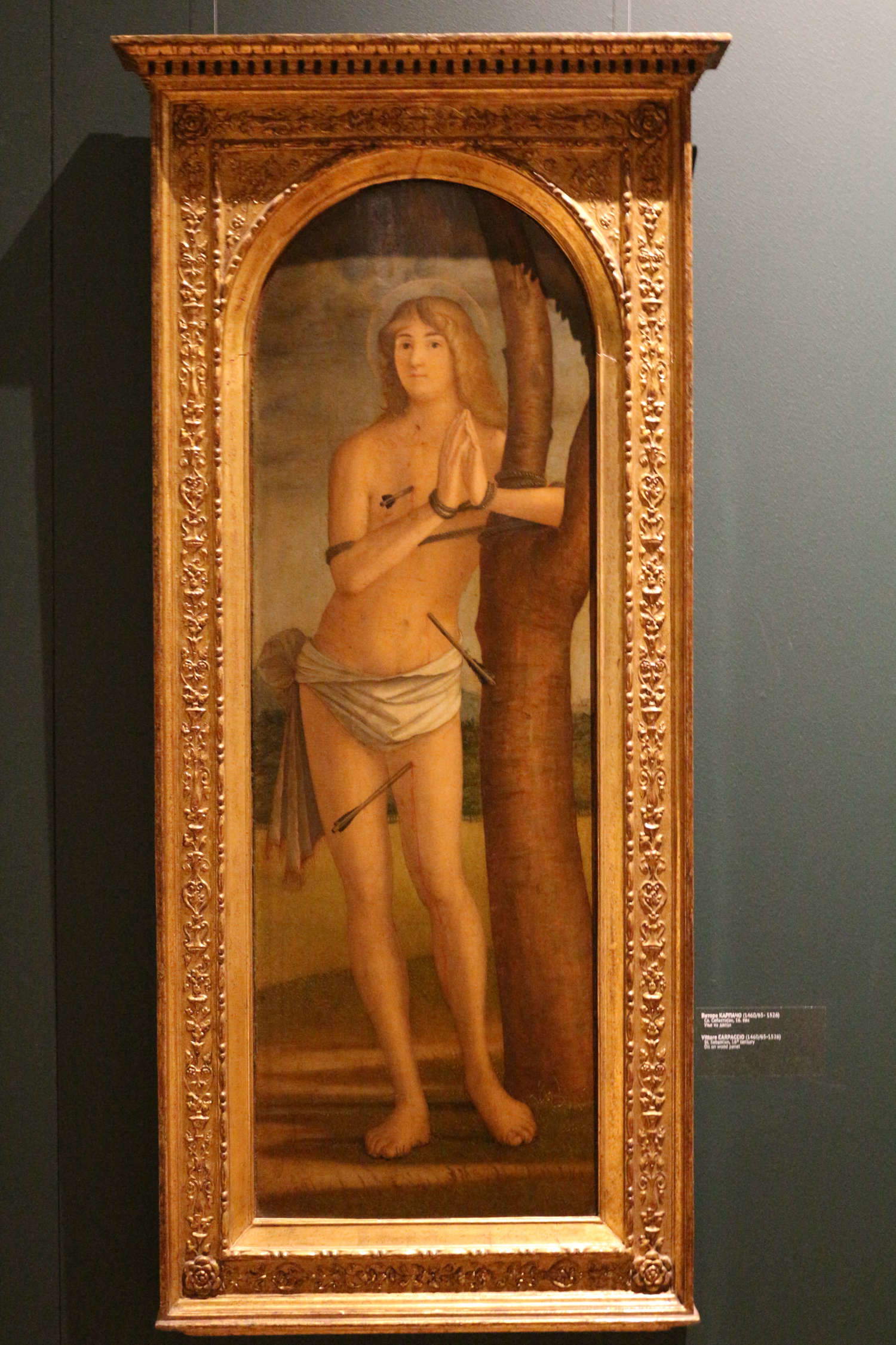 Vittore Carpaccio (escuela), San Sebastián (primera mitad del siglo XVI; óleo sobre tabla) Vittore Carpaccio (escuela), San Sebastián (primera mitad del siglo XVI; óleo sobre tabla)