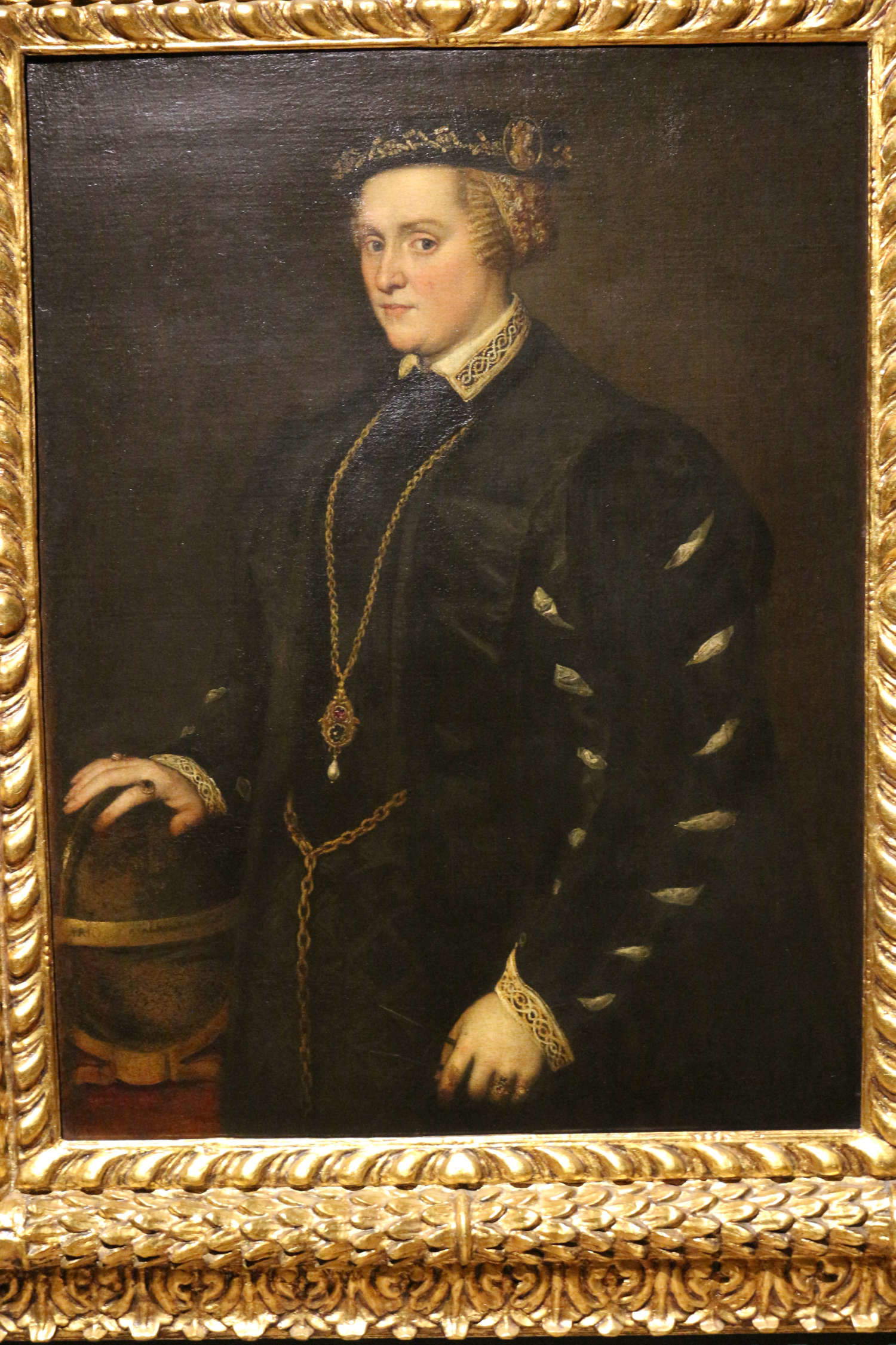 Pintor lombardo, con sugerencias de Tiziano, Retrato de la reina Cristina de Dinamarca (siglo XVI; óleo sobre lienzo) Pintor lombardo, con sugerencias de Tiziano, Retrato de la reina Cristina de Dinamarca (siglo XVI; óleo sobre lienzo)