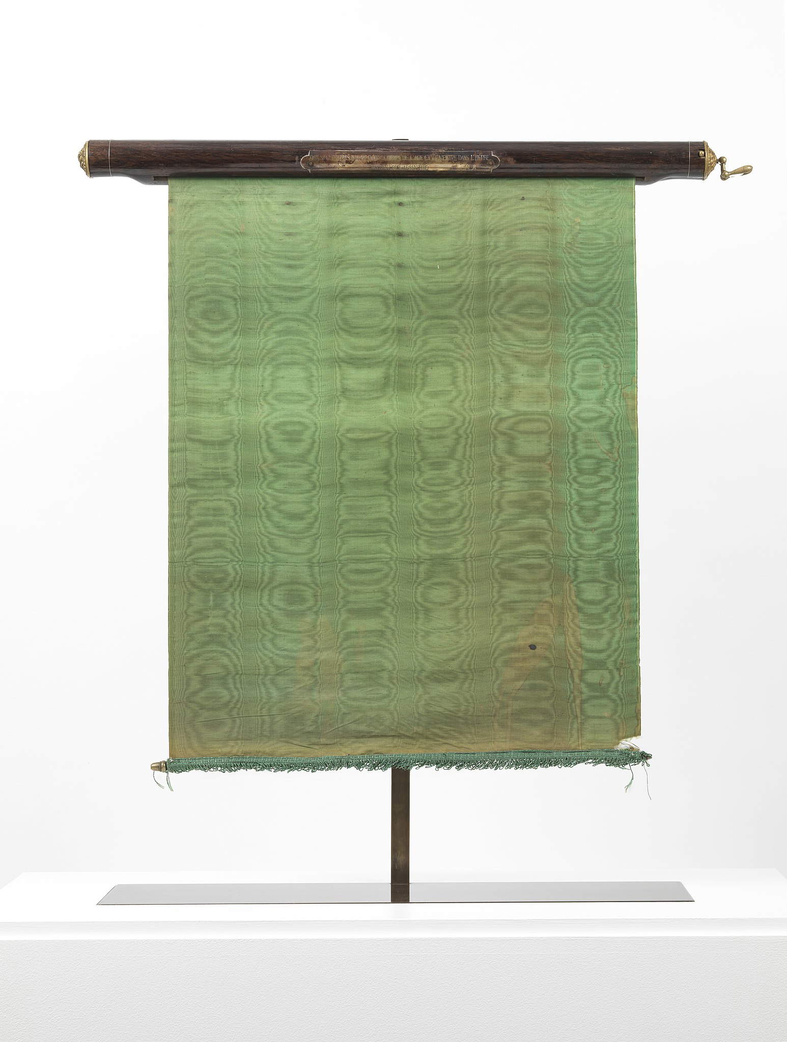 Alphonse Allais, Des Souteneurs encore dans la force de l'âge et le ventre dans l'herbe boivent de l'absinthe (Zylinder-Fiacre-Vorhang aus Holzfurnier mit grün marmoriertem Stoff, Messingplatte mit eingraviertem Titel des Werks, vergoldete Bronzeknöpfe mit Blumendekor und Kurbel zum Abrollen des Vorhangs; Gegengewicht am unteren Ende des Stoffs, 60 × 48 cm; Paris, Privatsammlung) Alphonse Allais, Des Souteneurs encore dans la force de l'âge et le ventre dans l'herbe boivent de l'absinthe (Zylinder-Fiacre-Vorhang aus Holzfurnier mit grün marmoriertem Stoff, Messingplatte mit eingraviertem Titel des Werks, vergoldete Bronzeknöpfe mit Blumendekor und Kurbel zum Abrollen des Vorhangs; Gegengewicht am unteren Ende des Stoffs, 60 × 48 cm; Paris, Privatsammlung)