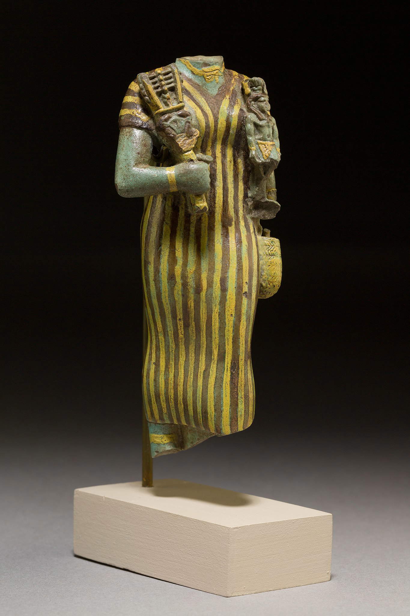 Art égyptien, statue de la déesse Bastet (période ptolémaïque, 945-600 av. J.-C. ; céramique, 11 x 5,3 x 3,4 cm ; New York, Metropolitan Museum. inv. 17.194.2214)