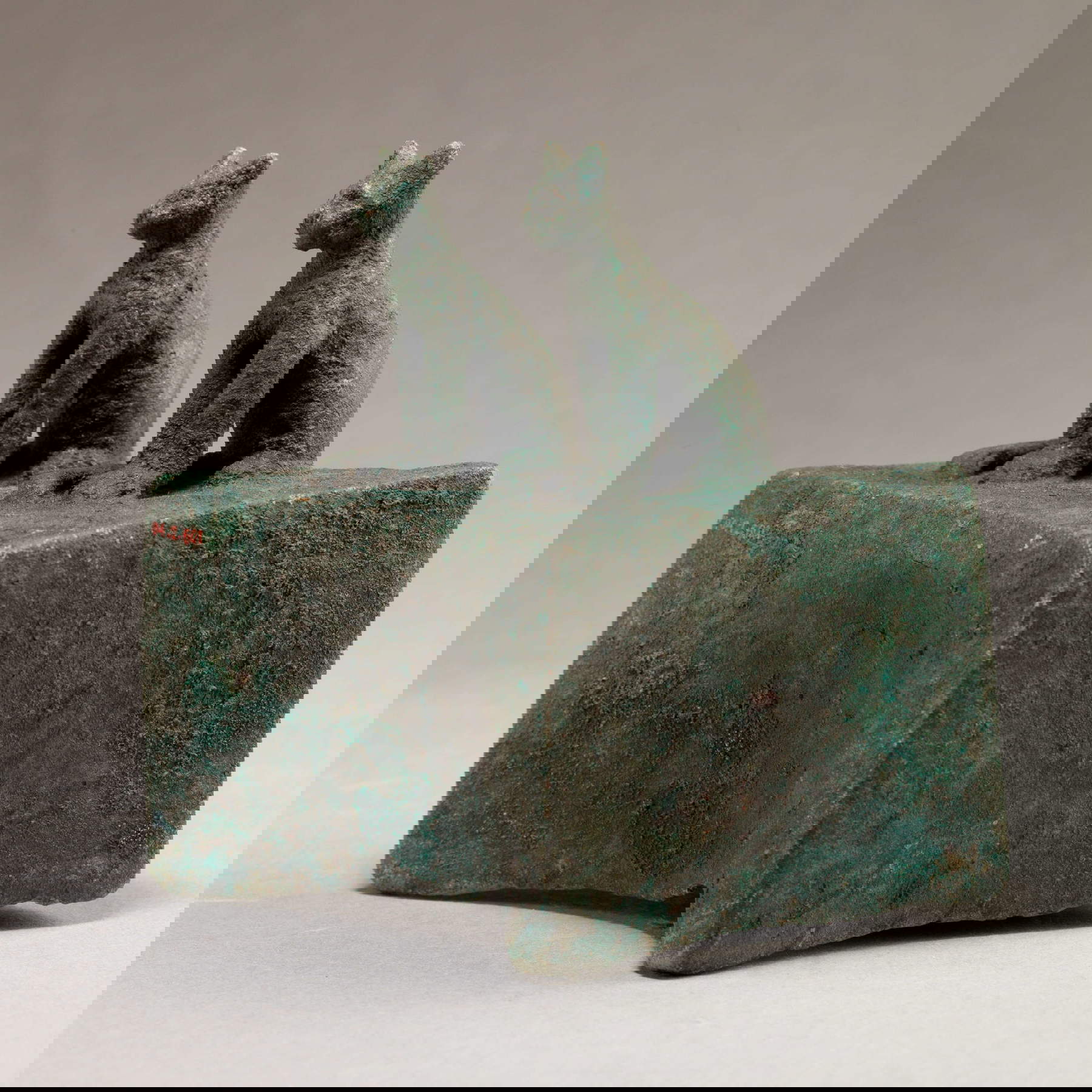 Art égyptien, Deux chats sur un sarcophage pour animaux (période tardive - période ptolémaïque, 664-30 av. J.-C. ; métal, 9,4 x 8,7 x 6,8 cm ; New York, Metropolitan Museum, inv. 04.2.601)