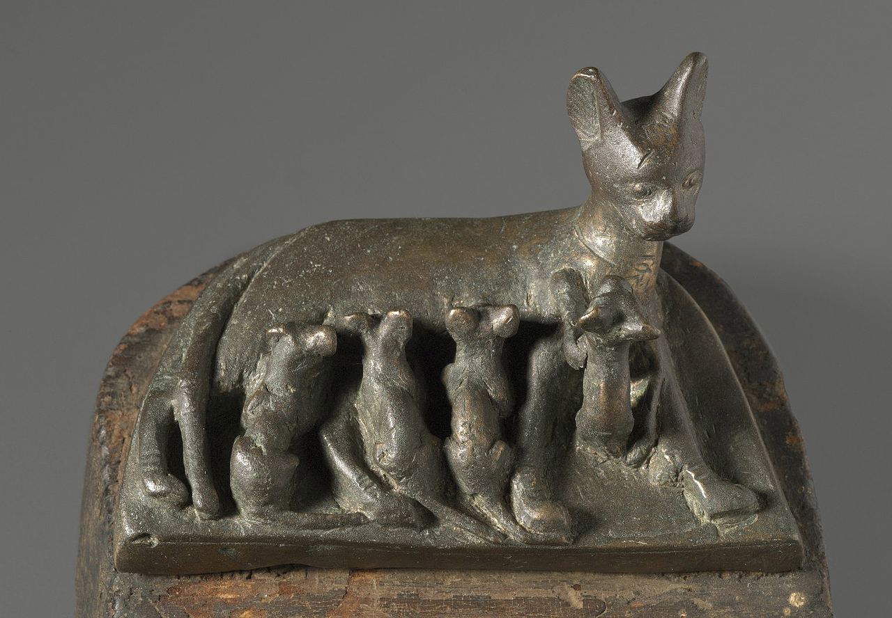 Art égyptien, Chat avec ses petits (fin de la période ptolémaïque, 664-30 av. J.-C. ; bronze, 6,1 x 8,8 x 5 cm ; New York, Brooklyn Museum)