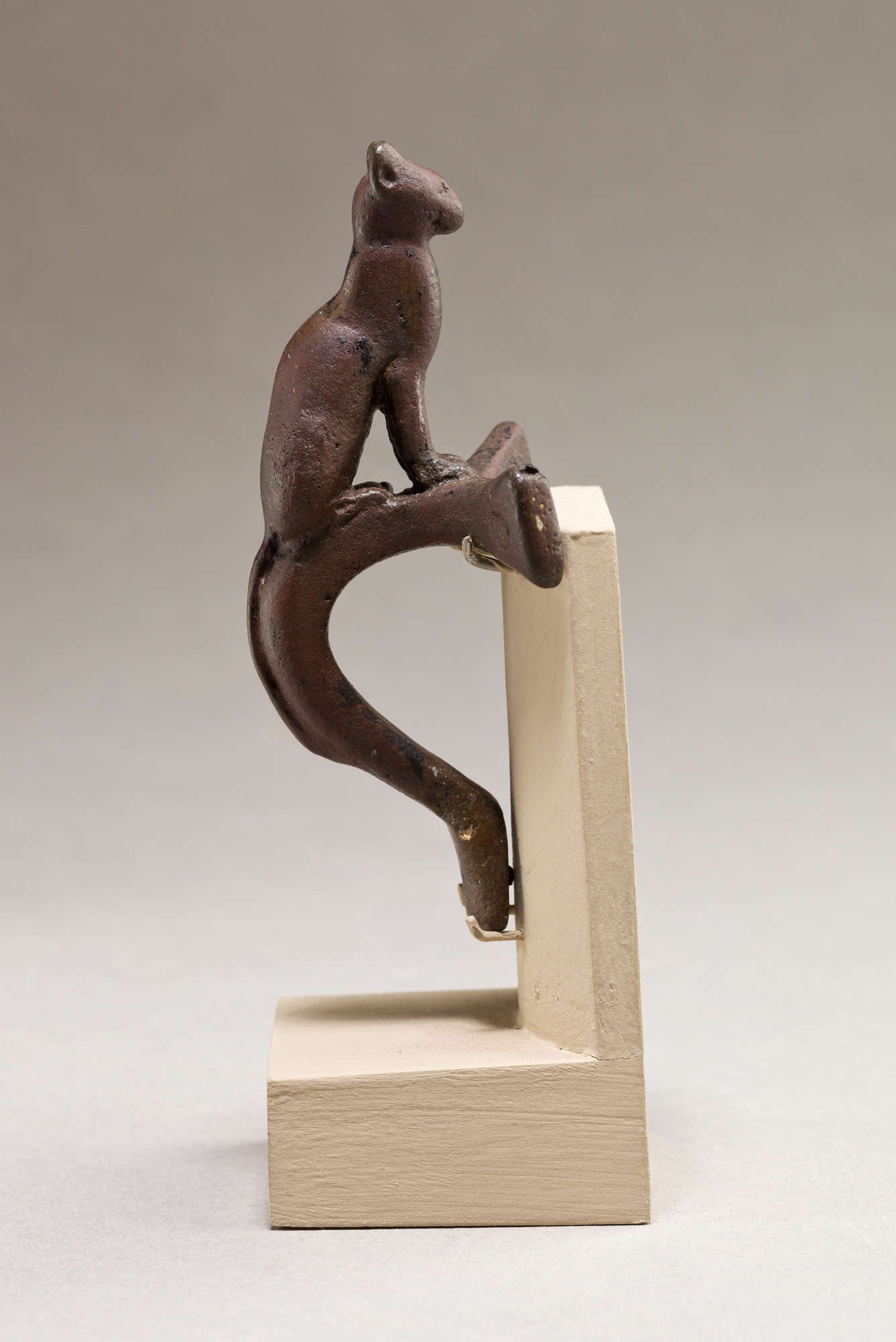Art égyptien, poignée avec chat (fin de la période ptolémaïque, 664-30 av. J.-C. ; métal, 7,9 x 4,1 x 3,4 cm ; New York, Metropolitan Museum, inv. 04.2.602)