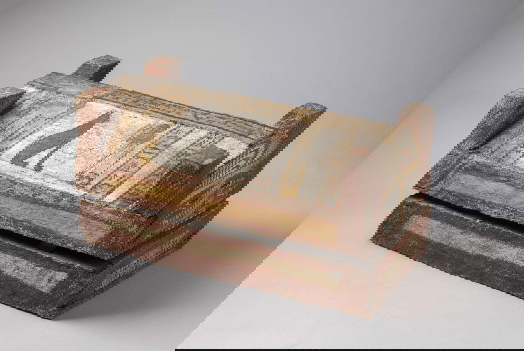 Cercueil de chat, contenant une momie, avec inscription du dédicataire Herisenef, fils de Nesmin (Basse Époque, 770-430 av. J.-C. ; bois, peinture, 23,5 x 49,7 x 24,7 cm ; Turin, Musée égyptien, inv. 2371)