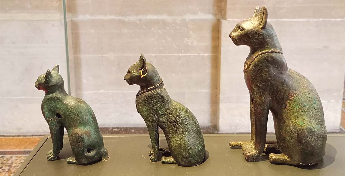 Statues de chats au Louvre