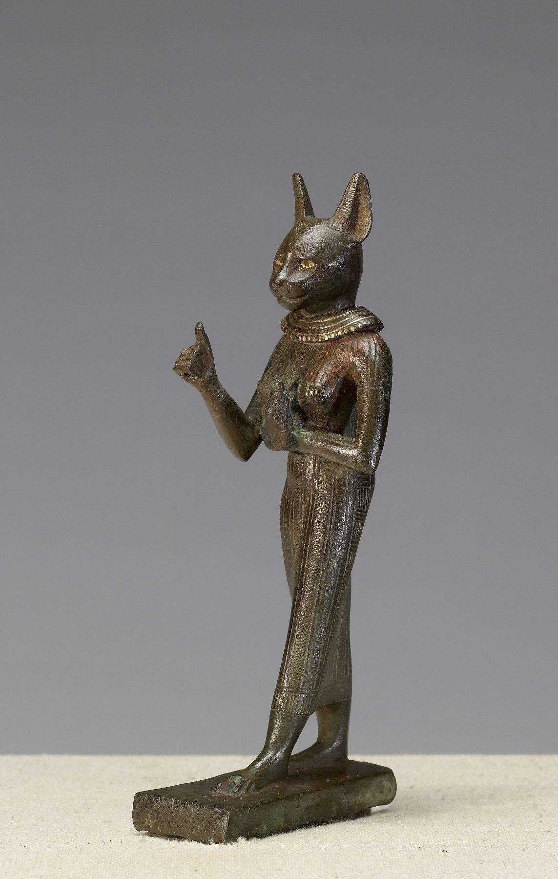 Art égyptien, Statuette de la déesse Bastet (Basse époque, 400-250 av. J.-C. ; céramique, 14,4 x 4,7 x 6,5 cm ; Baltimore, Walters Art Museum, inv. 54.408)