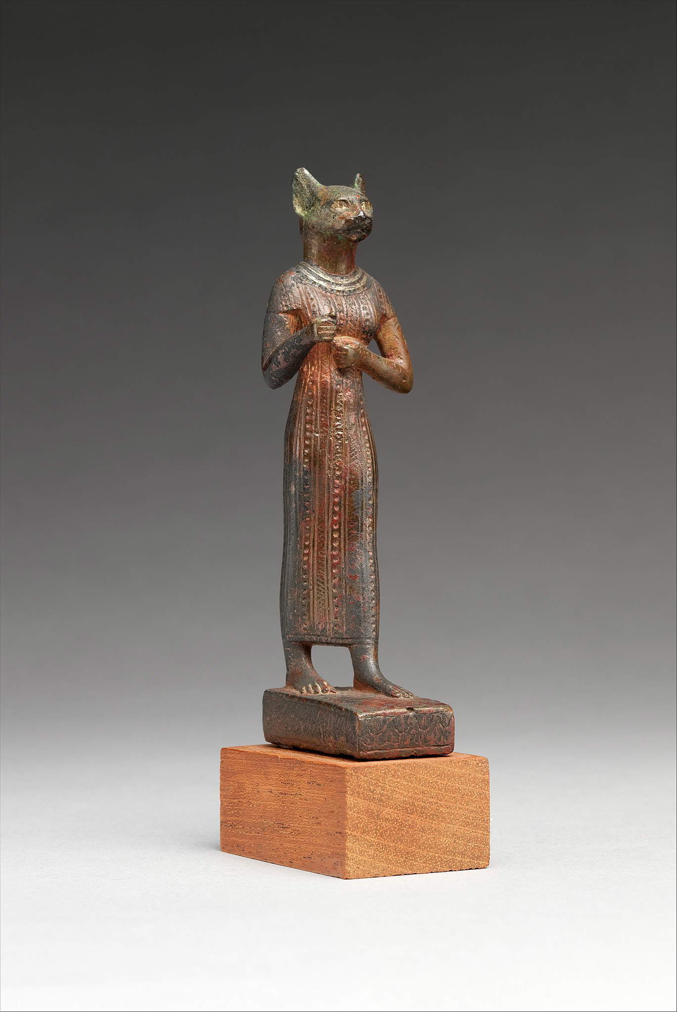 Art égyptien, Statuette de la déesse Bastet (période tardive - période ptolémaïque, 664-30 av. J.-C. ; bronze, 10,5 x 3,2 x 3,9 cm ; New York, Metropolitan Museum, inv. 34.6.1)
