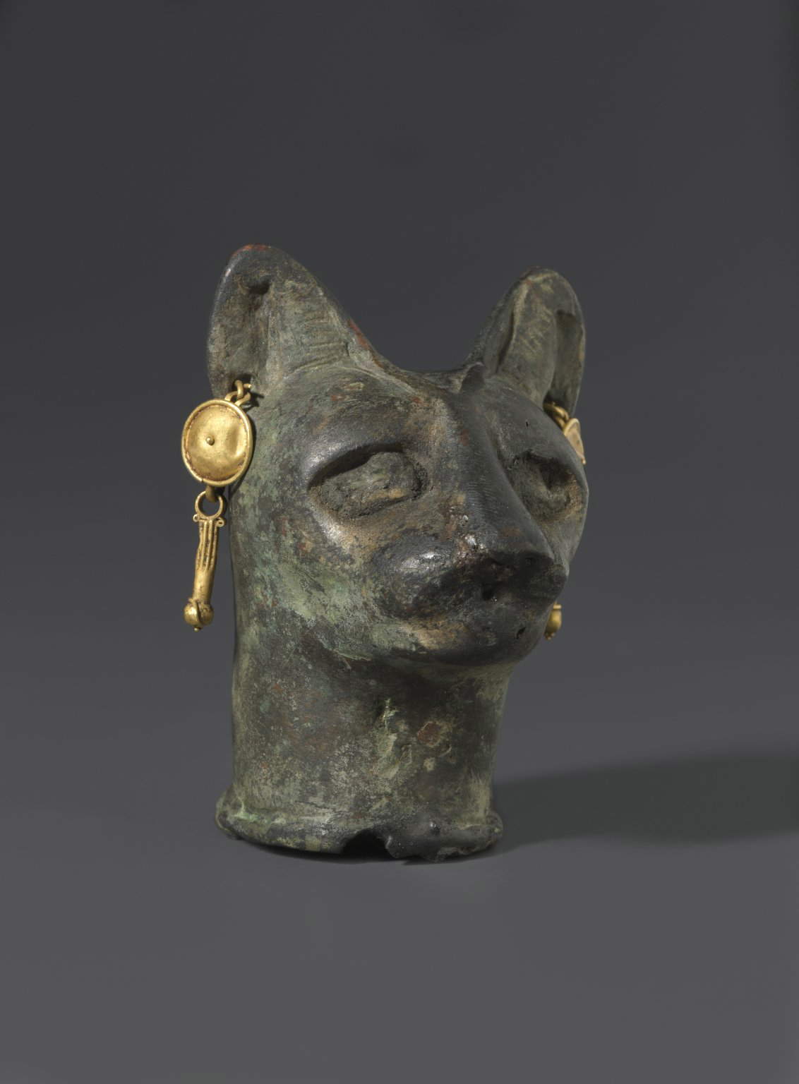 Art égyptien, Tête de chat (vers 30 av. J.-C. ; bronze, or, 6 x 4,4 x 4,6 cm ; New York, Brooklyn Museum)