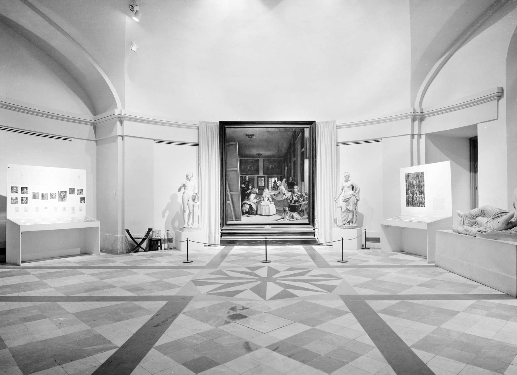 Installation spéciale de Las Meninas après la restauration de 84 dans la salle 74 Installation spéciale de Las Meninas après la restauration de 84 dans la salle 74