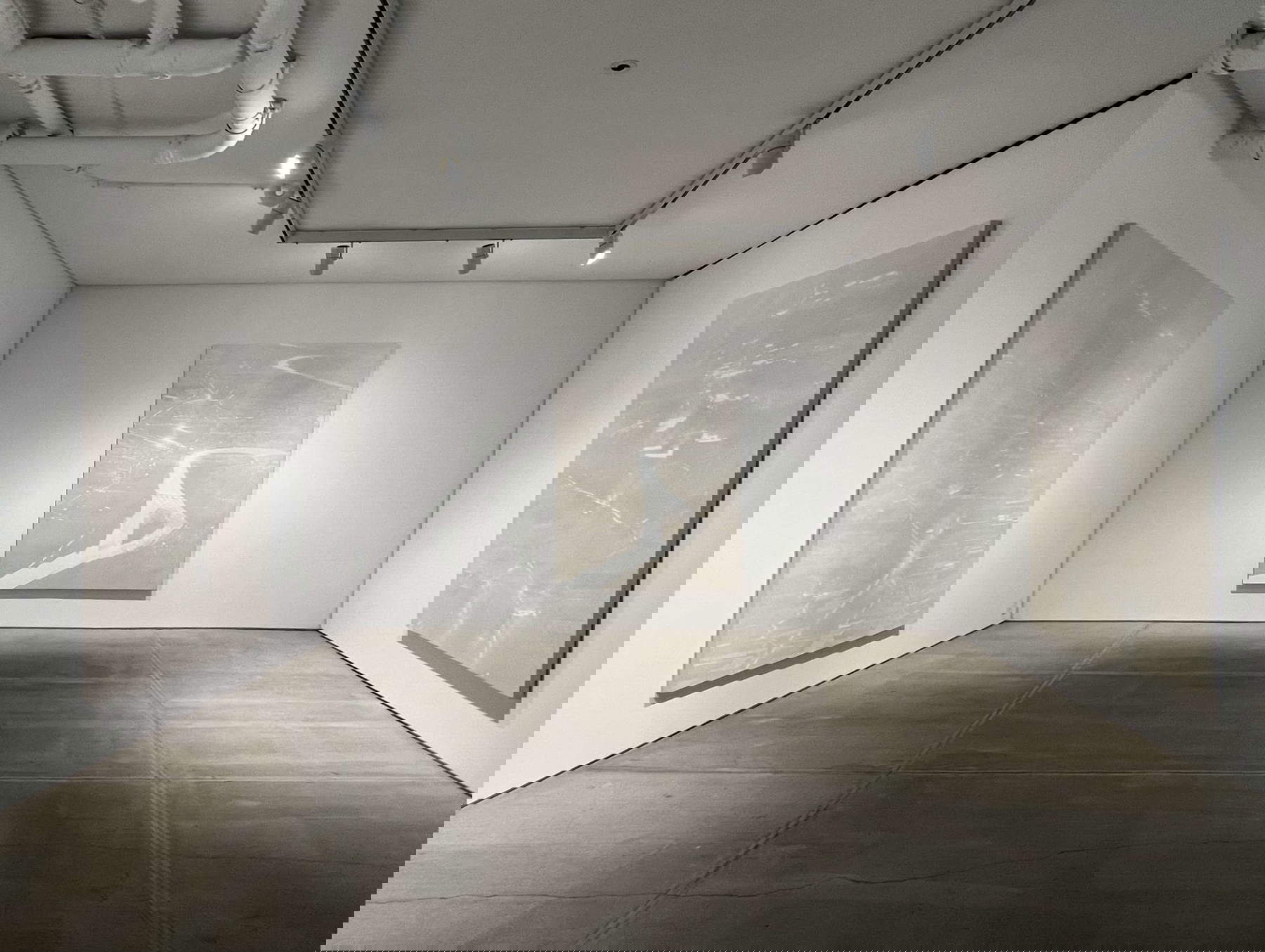 Installation pour l'exposition Flash Light, galerie TOTAH, New York 2022. De gauche à droite, trois œuvres intitulées Reflective Flashing, 2022, acrylique sur toile. Installation pour l'exposition Flash Light, galerie TOTAH, New York 2022. De gauche à droite, trois œuvres intitulées Reflective Flashing, 2022, acrylique sur toile.