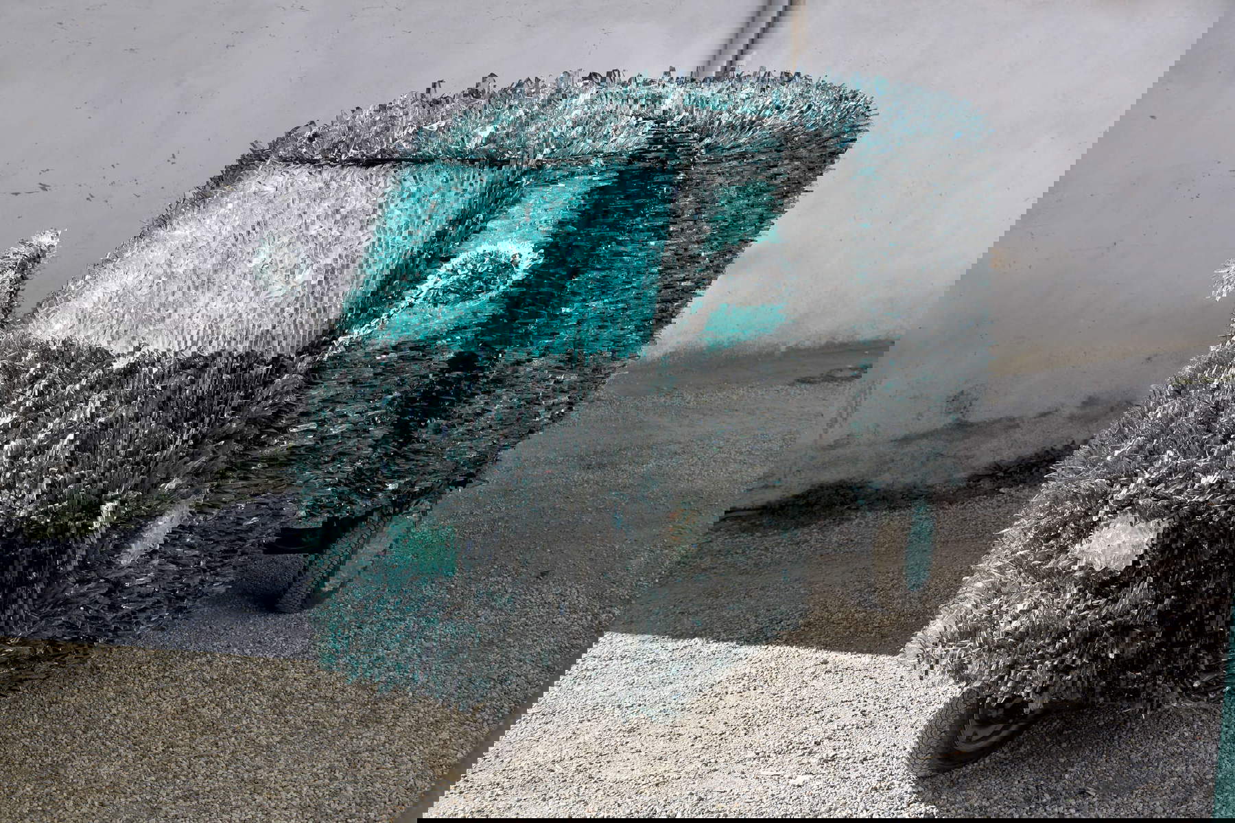 Luca Pancrazzi, Aperundum (1997 ; verre super clair sur apecar, 190 x 280 x 168 cm) Luca Pancrazzi, Aperundum (1997 ; verre super clair sur apecar, 190 x 280 x 168 cm)