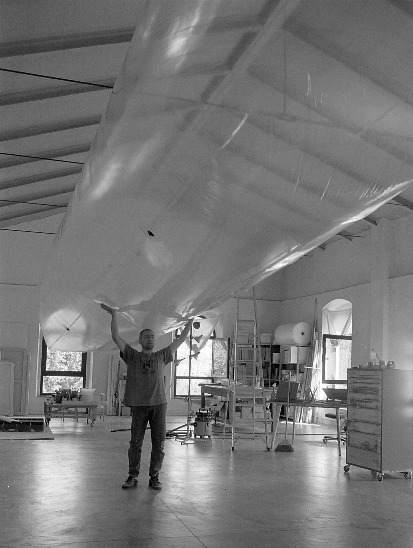Luca Pancrazzi, Collecting Space (1992 ; pvc collé à partir d'un moulage d'une passerelle, 150 x 170 x 700 cm). Travail en cours, pour l'exposition Splendente Castello di Volpaia 1992. Luca Pancrazzi, Collecting Space (1992 ; pvc collé à partir d'un moulage d'une passerelle, 150 x 170 x 700 cm). Travail en cours, pour l'exposition Splendente Castello di Volpaia 1992.