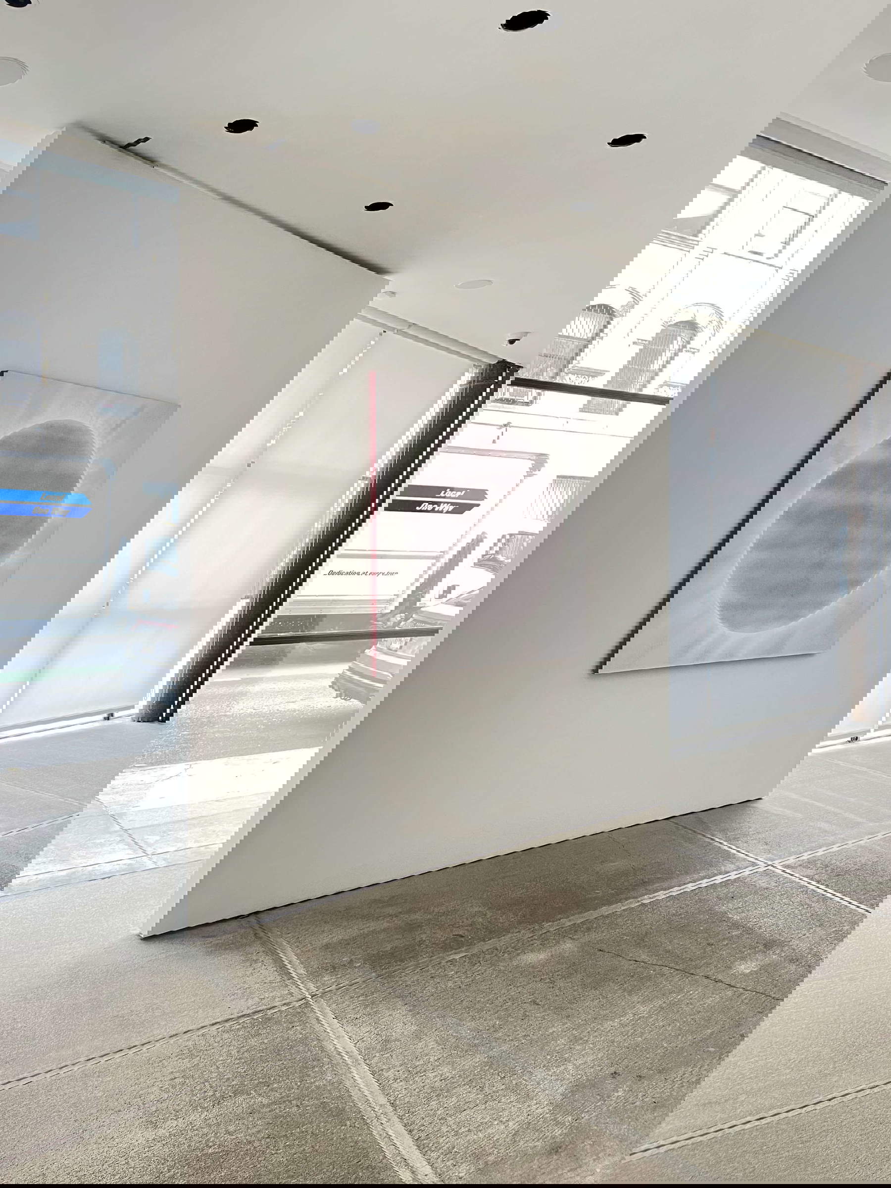 Installation pour l'exposition Flash Light, TOTAH gallery, New York 2022 : Eclipse (2022 ; acrylique sur toile, 121 x 121 cm). Installation pour l'exposition Flash Light, TOTAH gallery, New York 2022 : Eclipse (2022 ; acrylique sur toile, 121 x 121 cm).