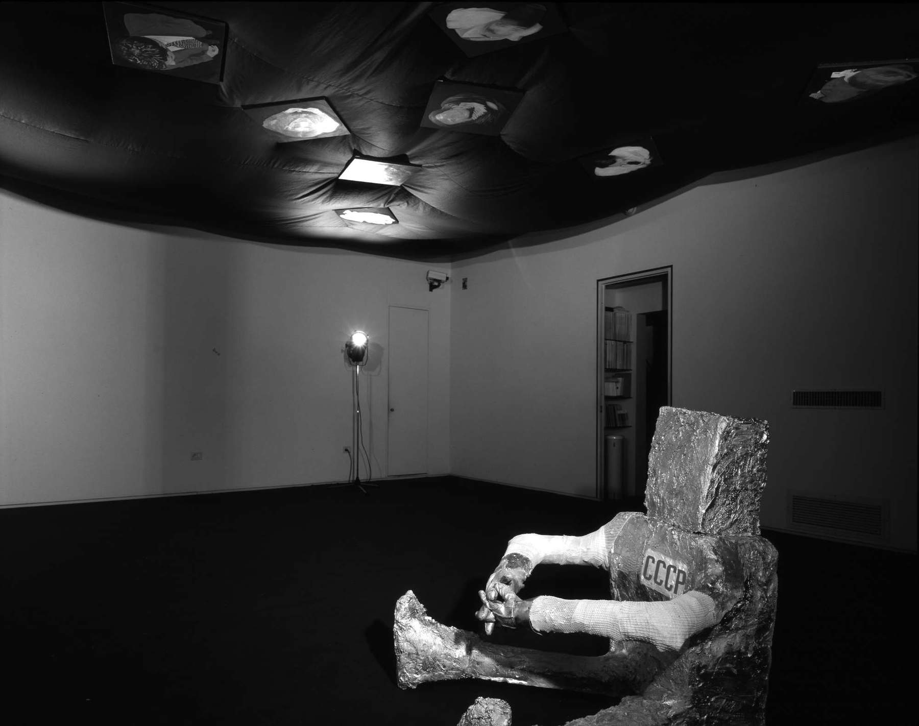 Luca Pancrazzi, Già Visto, 11 toiles suspendues au plafond avec un tissu de coton brun. Installation pour l'exposition Pancrazzi, Cingolani à la galerie Margiacchi, 1992. Luca Pancrazzi, Già Visto, 11 toiles suspendues au plafond avec un tissu de coton brun. Installation pour l'exposition Pancrazzi, Cingolani à la galerie Margiacchi, 1992.