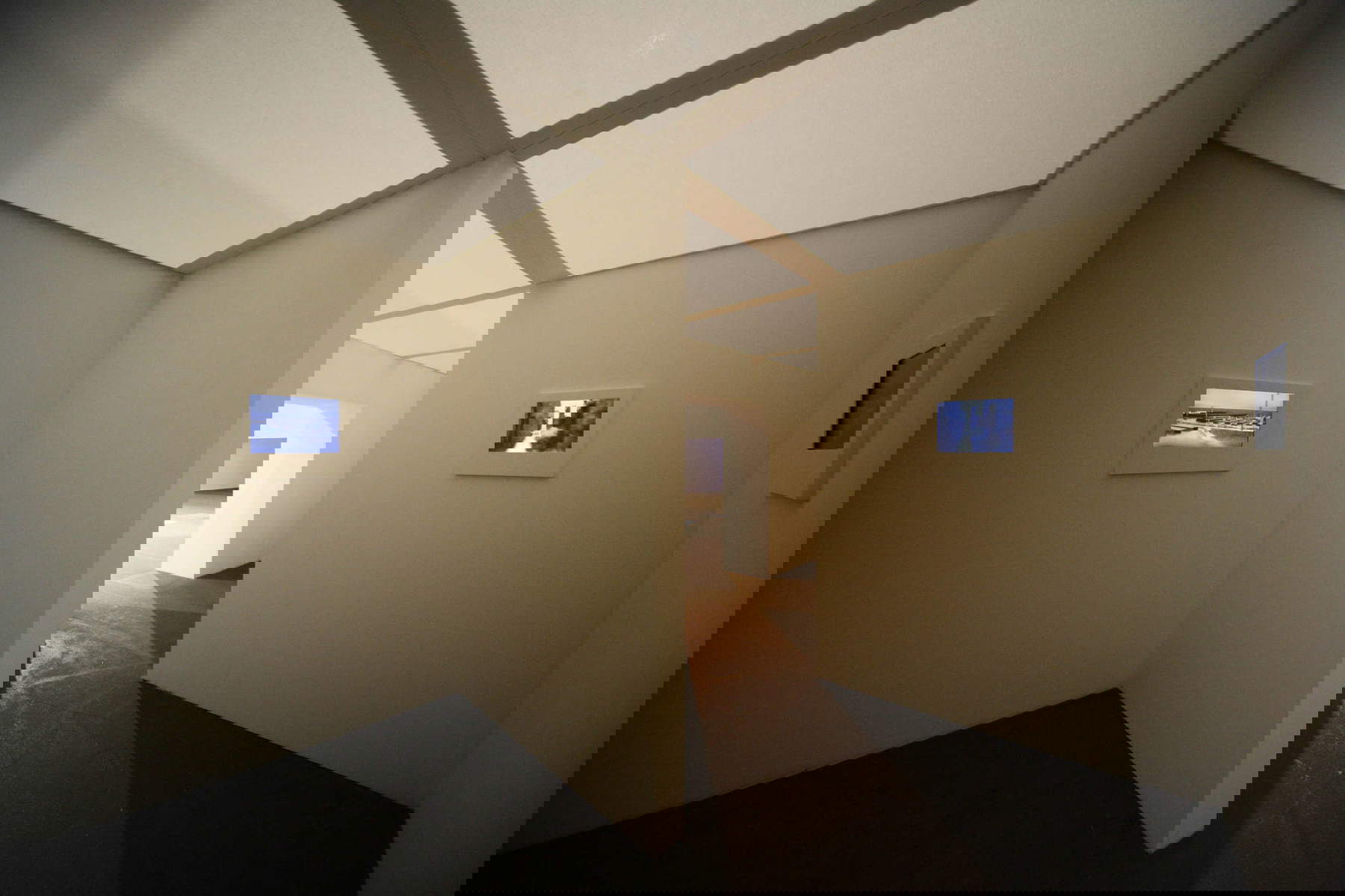 Luca Pancrazzi, Le paysage nous observe (2006 ; paysage : aluminium, circuits imprimés d'ordinateur, clavier, caractères mobiles, résine époxy, colle cyanocrylate, vinavil, mastic polyester, sable, broches en acier, clous, vis, éponge polyuréthane, laiton, liens en nylon, 9 caméras CCTV, sur bois, dans un labyrinthe câblé et relié par 9 moniteurs aux 9 caméras dans le paysage lui-même, 10 x 10 x 2,5 m). Installation pour Art Unlimited, Bâle, 2006, avec Galleria Continua. Luca Pancrazzi, Le paysage nous observe (2006 ; paysage : aluminium, circuits imprimés d'ordinateur, clavier, caractères mobiles, résine époxy, colle cyanocrylate, vinavil, mastic polyester, sable, broches en acier, clous, vis, éponge polyuréthane, laiton, liens en nylon, 9 caméras CCTV, sur bois, dans un labyrinthe câblé et relié par 9 moniteurs aux 9 caméras dans le paysage lui-même, 10 x 10 x 2,5 m). Installation pour Art Unlimited, Bâle, 2006, avec Galleria Continua.