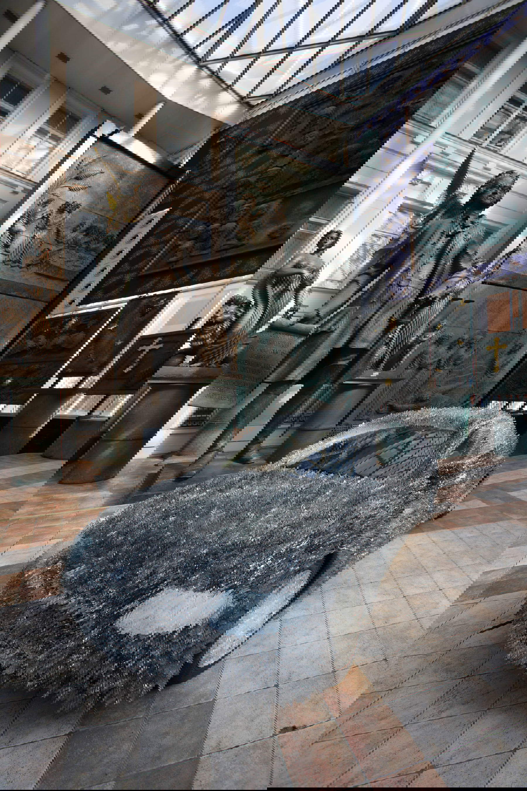 Maseratirundum, une œuvre de Luca Pancrazzi réalisée pour la Biennale de Moscou 2007. Elle se compose d'environ 700 kg de verre super clair collé sur la carrosserie d'une Maserati Sprt GT de 2006. L'œuvre a été conduite dans les rues de Moscou pendant le rude hiver 2007, depuis le siège de Maserati jusqu'au musée, où elle est restée exposée pendant la biennale. Maseratirundum, une œuvre de Luca Pancrazzi réalisée pour la Biennale de Moscou 2007. Elle se compose d'environ 700 kg de verre super clair collé sur la carrosserie d'une Maserati Sprt GT de 2006. L'œuvre a été conduite dans les rues de Moscou pendant le rude hiver 2007, depuis le siège de Maserati jusqu'au musée, où elle est restée exposée pendant la biennale.