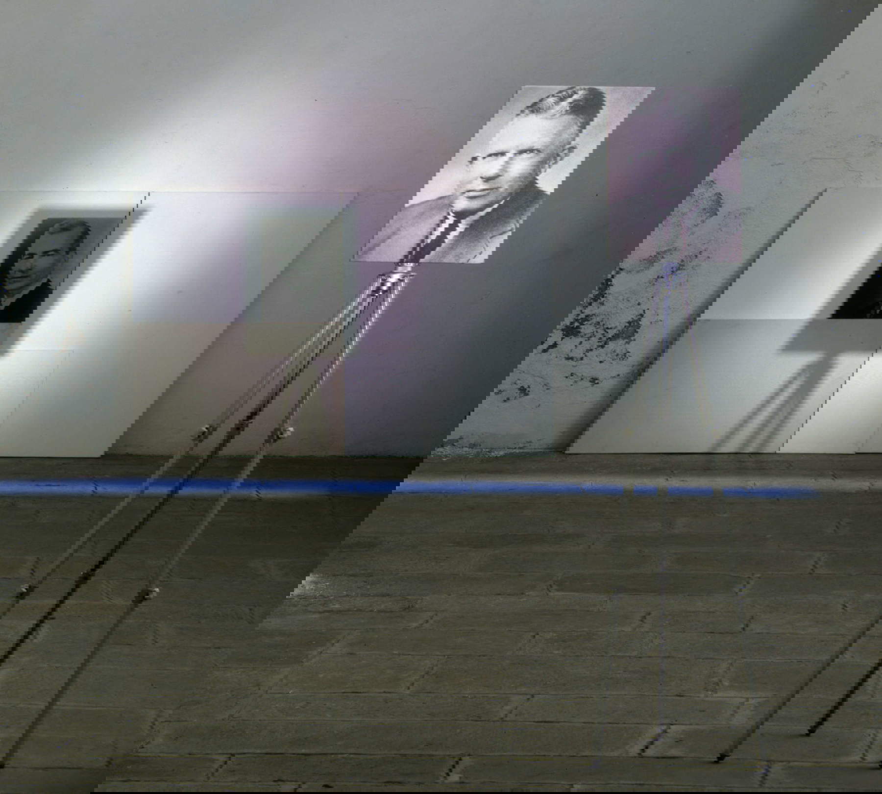 Luca Pancrazzi, Simmetria Variabile Variata (1991 ; deux toiles émulsionnées, 40 x 30 cm, toiles préparées, trépied, spot, dimensions variables). Installation pour l'exposition Pancrazzi, Santarlasci, Sgherri, Studio Corrado Levi, Milan. Luca Pancrazzi, Simmetria Variabile Variata (1991 ; deux toiles émulsionnées, 40 x 30 cm, toiles préparées, trépied, spot, dimensions variables). Installation pour l'exposition Pancrazzi, Santarlasci, Sgherri, Studio Corrado Levi, Milan.