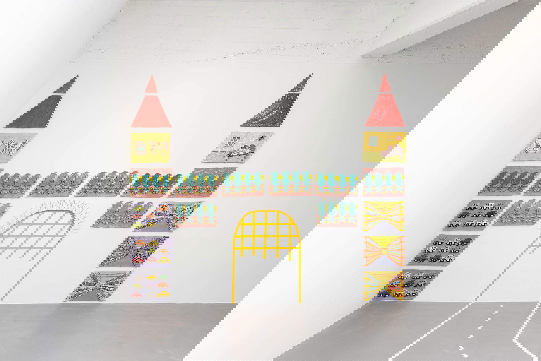 Luca Staccioli, Château (de sable ?) (2023 ; céramique émaillée, acrylique, pics anti-pigeons, laine, porte-clés). Réveil, Galerie Artnoble. Photo : Michela Pedranti. Luca Staccioli, Château (de sable ?) (2023 ; céramique émaillée, acrylique, pics anti-pigeons, laine, porte-clés). Réveil, Galerie Artnoble. Photo : Michela Pedranti.