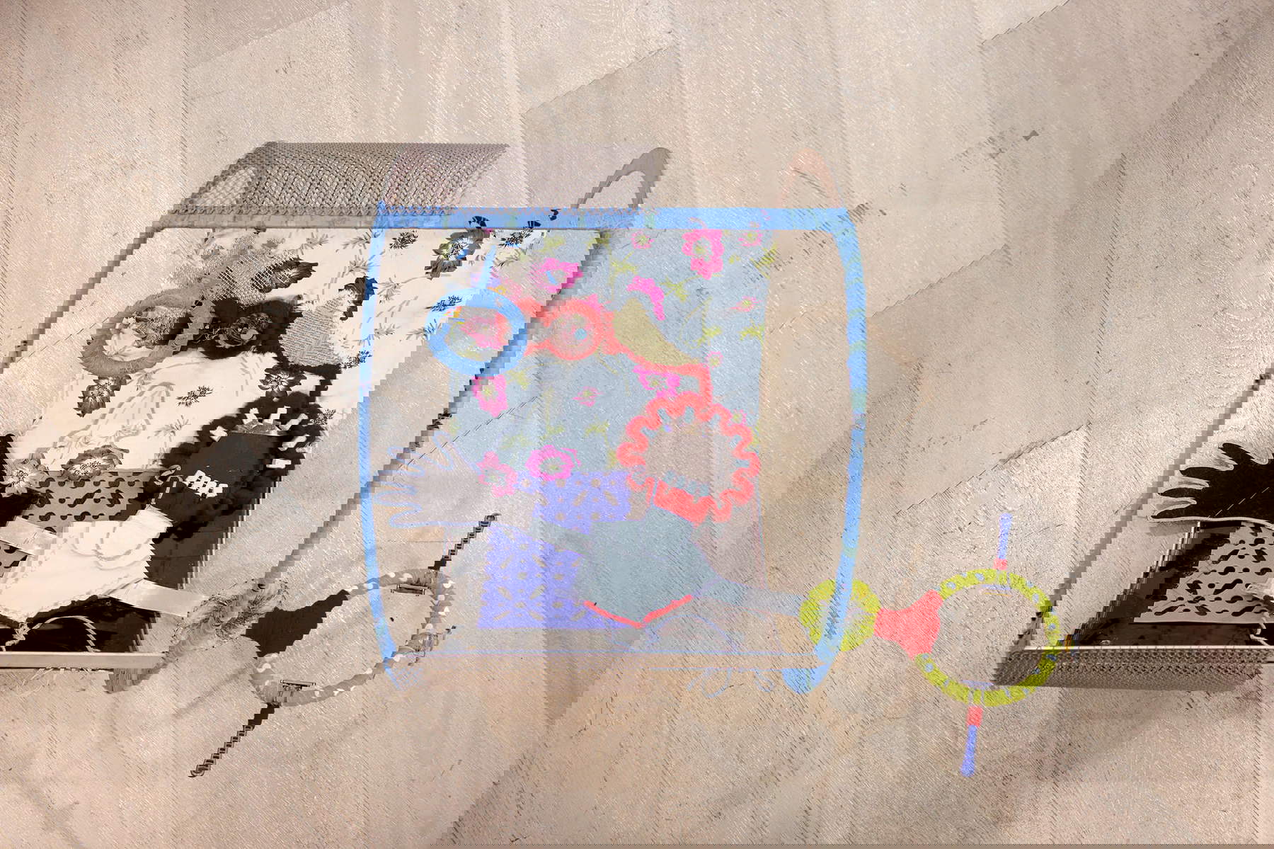 Luca Staccioli, Donner à voir: Studio per un figlio #1 (2018; lana, tovaglia di cerata, rasoi, didò, filo di ferro, lacci, filo da cucire, sacchetti di plastica, alluminio, ferro, schermo di televisione, grembiulino, bottoni, quotidiono, formine da cucina, materiali vari, 65  65 x 80 cm) Luca Staccioli, Donner à voir : Study for a son #1 (2018 ; laine, nappe cirée, rasoirs, didó, fil de fer, lacets, fil à coudre, sacs en plastique, aluminium, fer, écran de télévision, chasuble, boutons, quotidiono, moules de cuisine, matériaux divers, 65 65 x 80 cm), Milan.