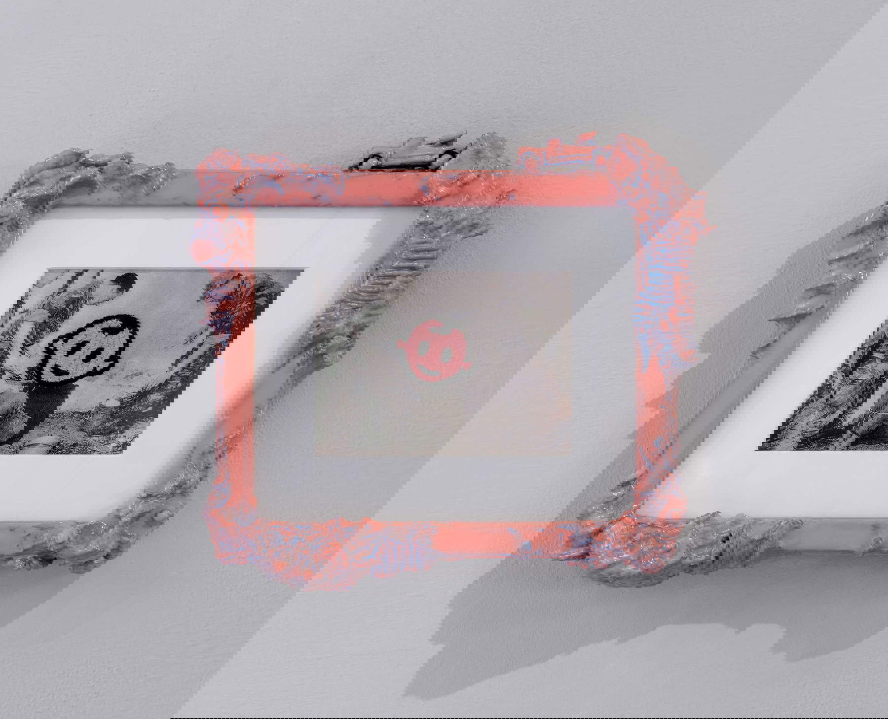 Luca Staccioli, Familiar pics : family on board, portrait #2 (2021 ; broderie en coton sur image trouvée, passe-partout, verre, cadre en bois, supports en plastique pour bougies d'anniversaire, argile, DAS, voiture jouet, coquilles d'huîtres, pigments, résine non toxique, 33 x 39 x 6 cm) Luca Staccioli, Familiar pics : family on board, portrait #2 (2021 ; broderie en coton sur image trouvée, passe-partout, verre, cadre en bois, supports en plastique pour bougies d'anniversaire, argile, DAS, voiture jouet, coquilles d'huîtres, pigments, résine non toxique, 33 x 39 x 6 cm)