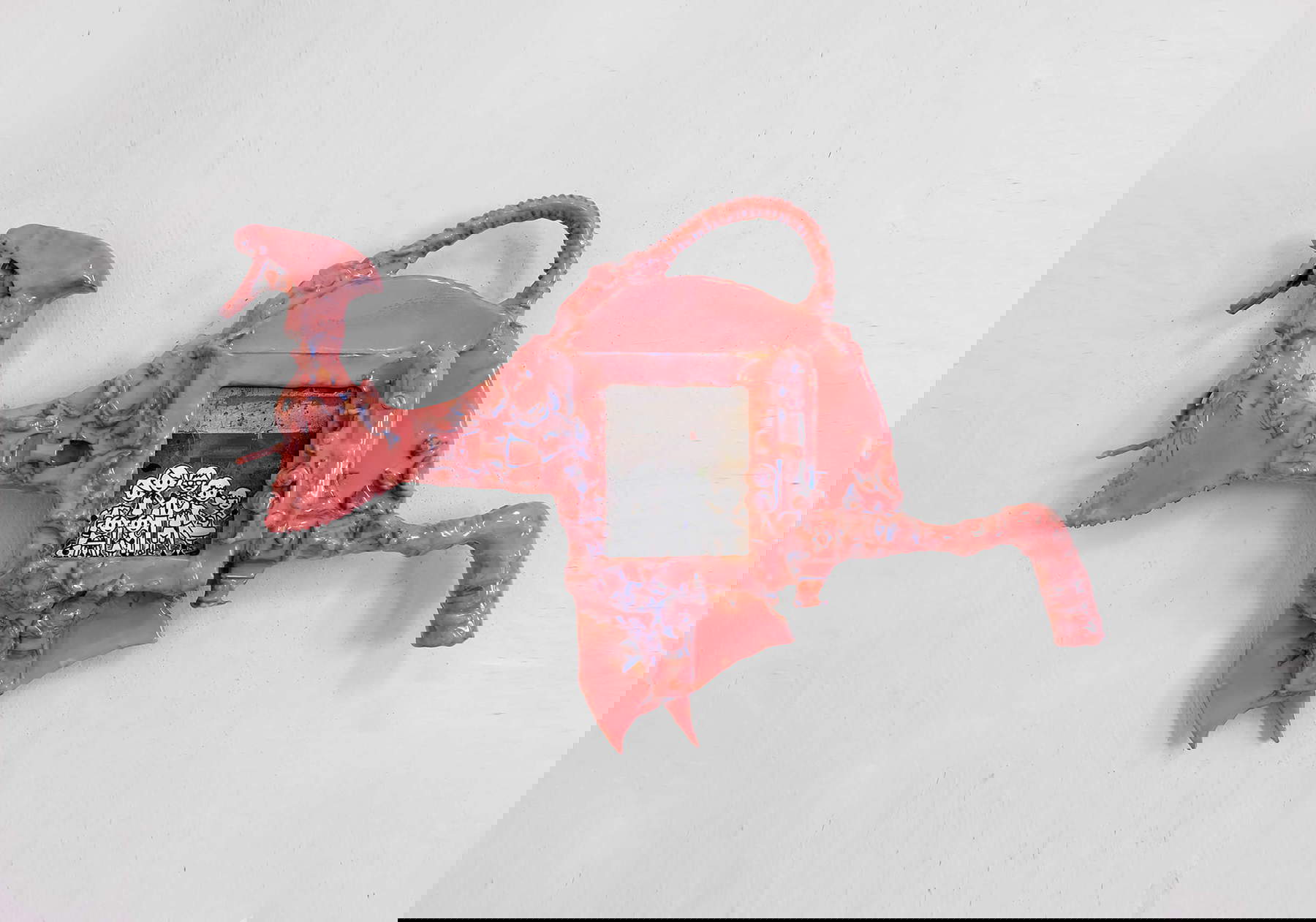 Luca Staccioli, Familiar pics : family on board, family portrait #3 (2021 ; collage sur image de journal, cadre en bois, verre, voitures jouets, pulvérisateur de détergent, composants électriques, vaisseau spatial jouet, fer, aluminium, contreplaqué, manche de scie à métaux, argile, pigments et résine, 40 x 60 x 20 cm) Luca Staccioli, Familiar pics : family on board, family portrait #3 (2021 ; collage sur image de journal, cadre en bois, verre, voitures jouets, pulvérisateur de détergent, composants électriques, vaisseau spatial jouet, fer, aluminium, contreplaqué, manche de scie à métaux, argile, pigments et résine, 40 x 60 x 20 cm)