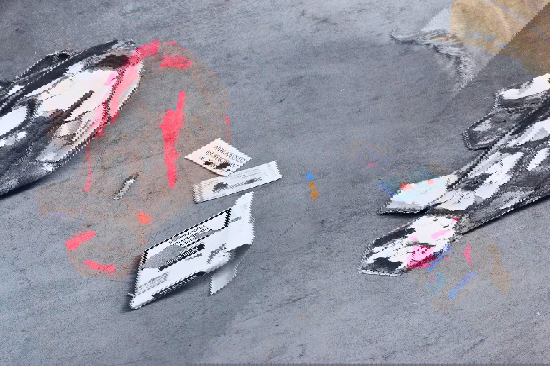 Luca Staccioli, Atlas de l'habitat : carte n° 1, paquet de cigarettes, gare routière KTEL, Athènes, Grèce Luca Staccioli, Atlas de l'habitat : carte n° 1, paquet de cigarettes, gare routière KTEL, Athènes, Grèce