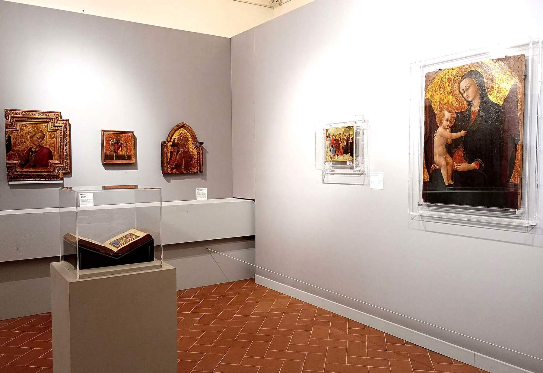Exhibition layouts Sassetta and his time. A look at early fifteenth-century Sienese art. Exhibition layouts Sassetta and his time. A look at early fifteenth-century Sienese art.