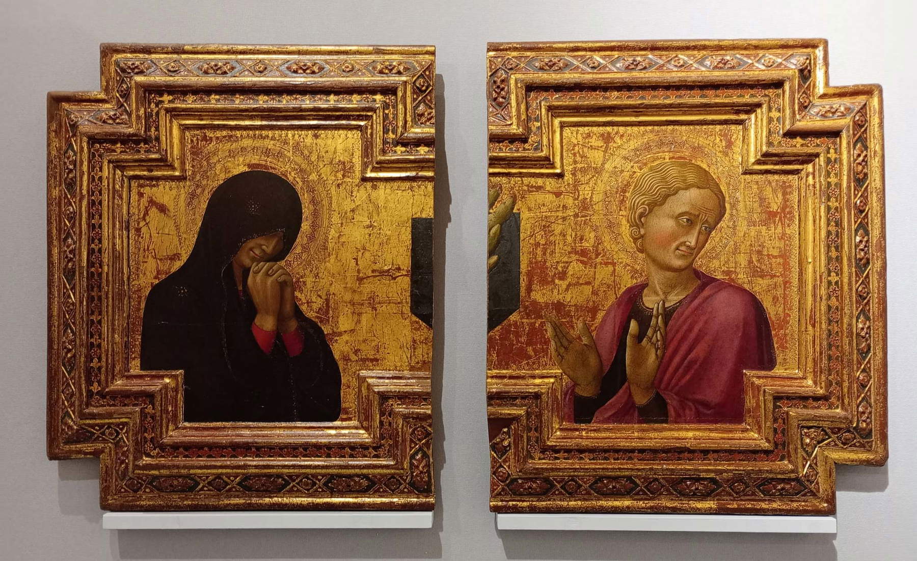 Stefano di Giovanni known as Sassetta, Sorrowful Virgin and Sorrowful Saint John (1433; tempera and gold on panel; Siena, Chigi Saracini Collection, property of Banca Monte dei Paschi di Siena) Stefano di Giovanni known as Sassetta, Sorrowful Virgin and Sorrowful Saint John (1433; tempera and gold on panel; Siena, Chigi Saracini Collection, property of Banca Monte dei Paschi di Siena)