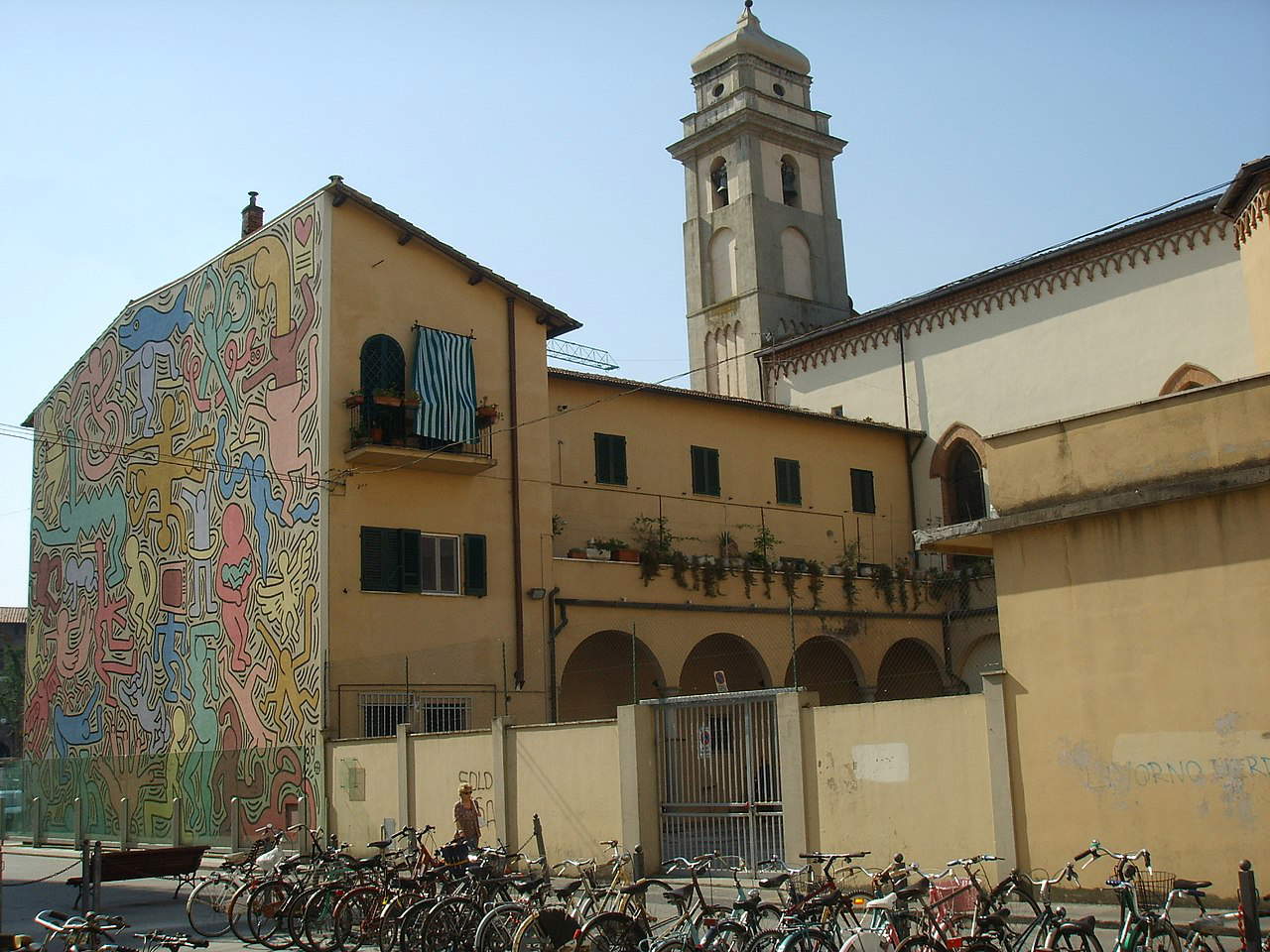 El mural y el Convento de San Antonio. Foto: Francesco Bini El mural y el Convento de San Antonio. Foto: Francesco Bini