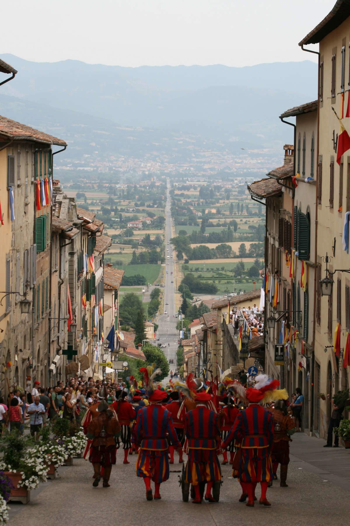 Ein Bild vom Palio della Vittoria, im Hintergrund die schwindelerregende Via della Battaglia Ein Bild vom Palio della Vittoria, im Hintergrund die schwindelerregende Via della Battaglia