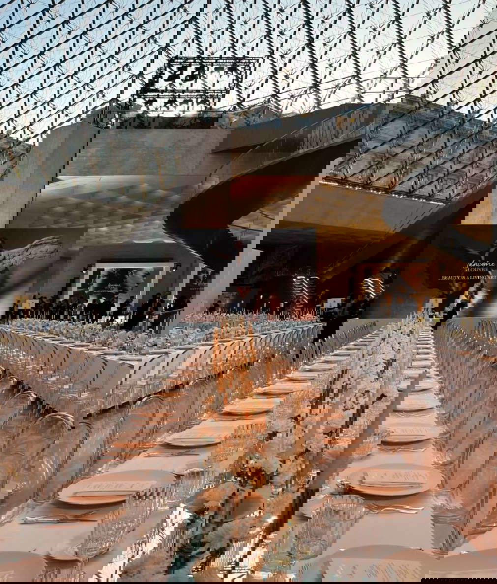 Cena di Lancôme alla Piramide del Louvre. Foto: Musiam Cena di Lancôme alla Piramide del Louvre. Foto: Musiam