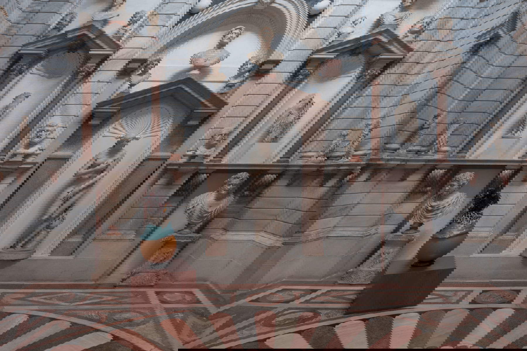 Instalación de la exposición I Am Hymns of the New Temples de Wael Shawky en Venecia, Palazzo Grimani