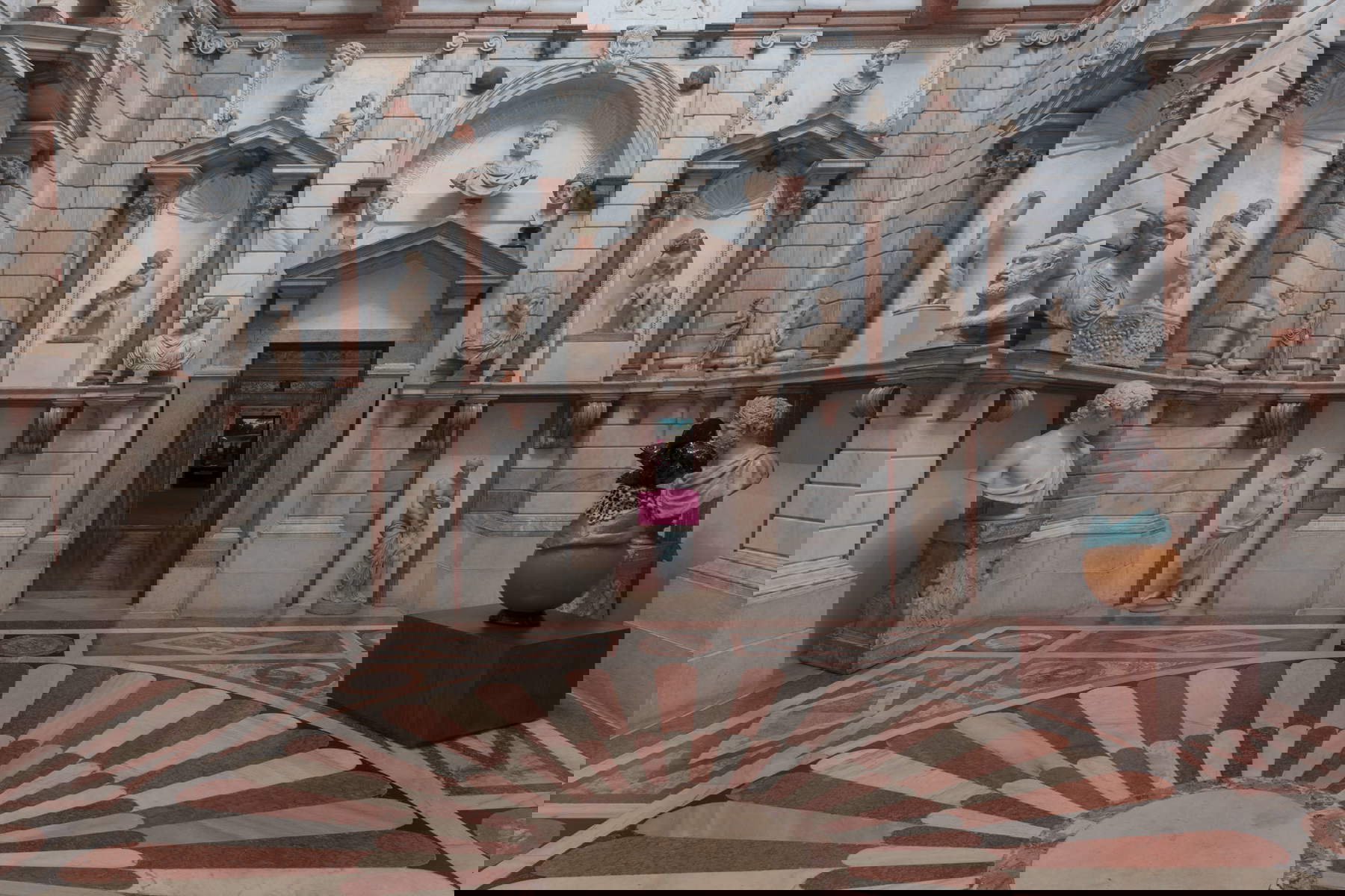 Instalación de la exposición I Am Hymns of the New Temples de Wael Shawky en Venecia, Palazzo Grimani