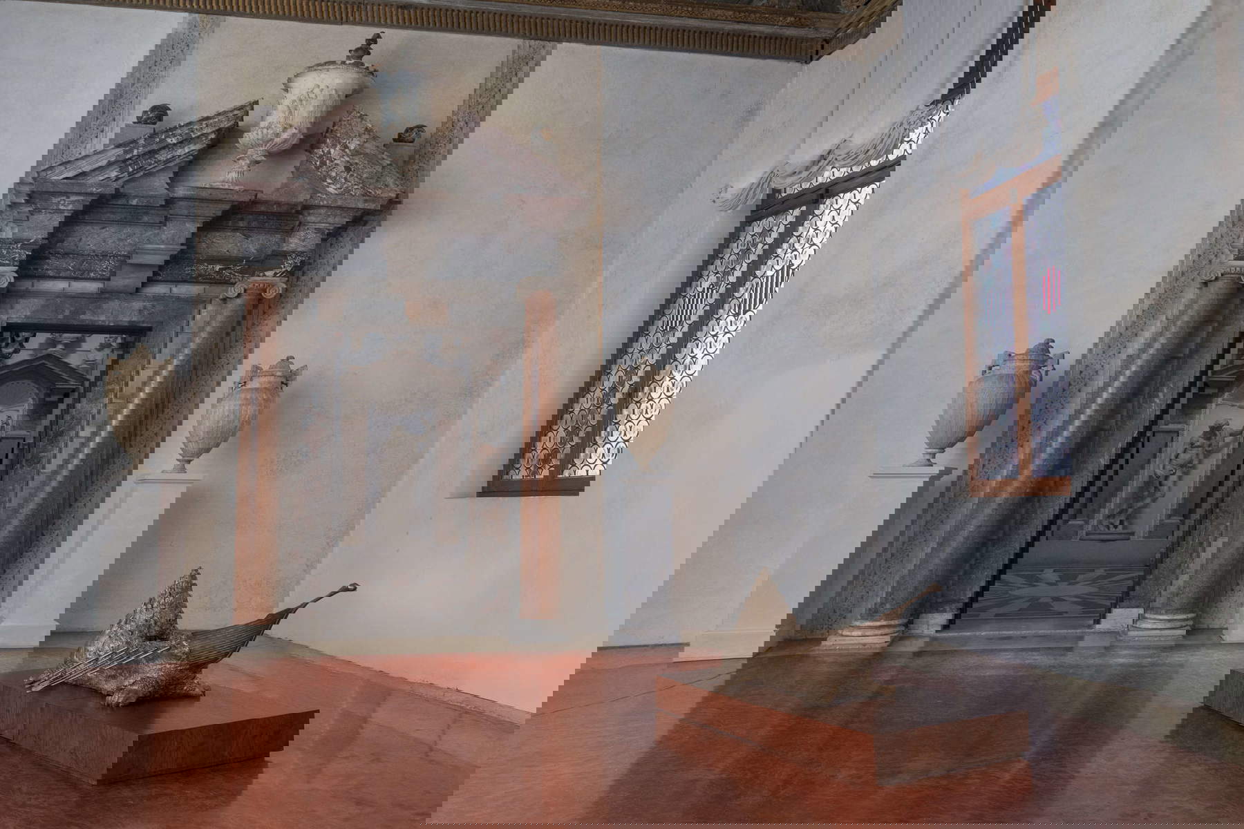 Instalación de la exposición I Am Hymns of the New Temples de Wael Shawky en Venecia, Palazzo Grimani