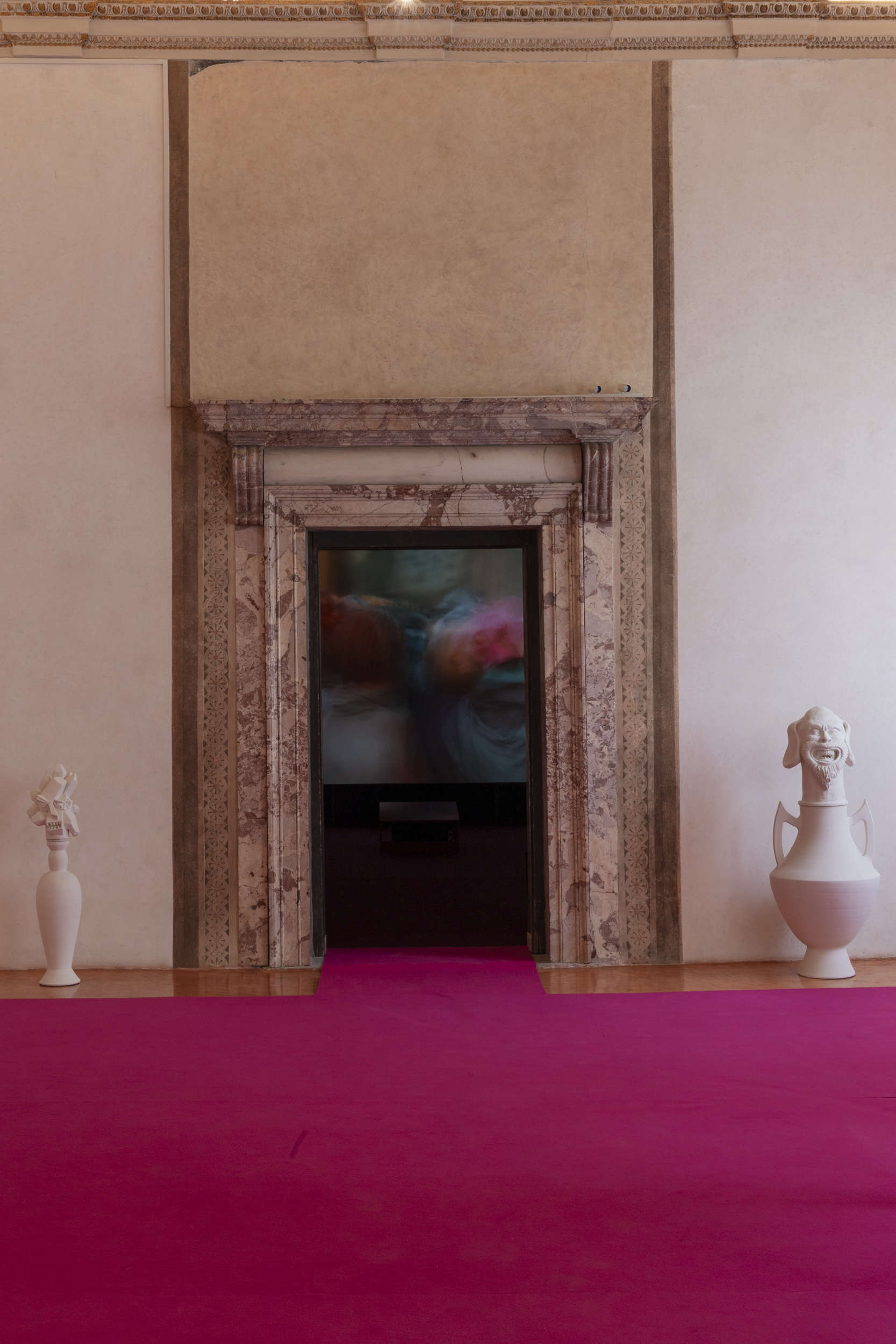 Instalación de la exposición I Am Hymns of the New Temples de Wael Shawky en Venecia, Palazzo Grimani