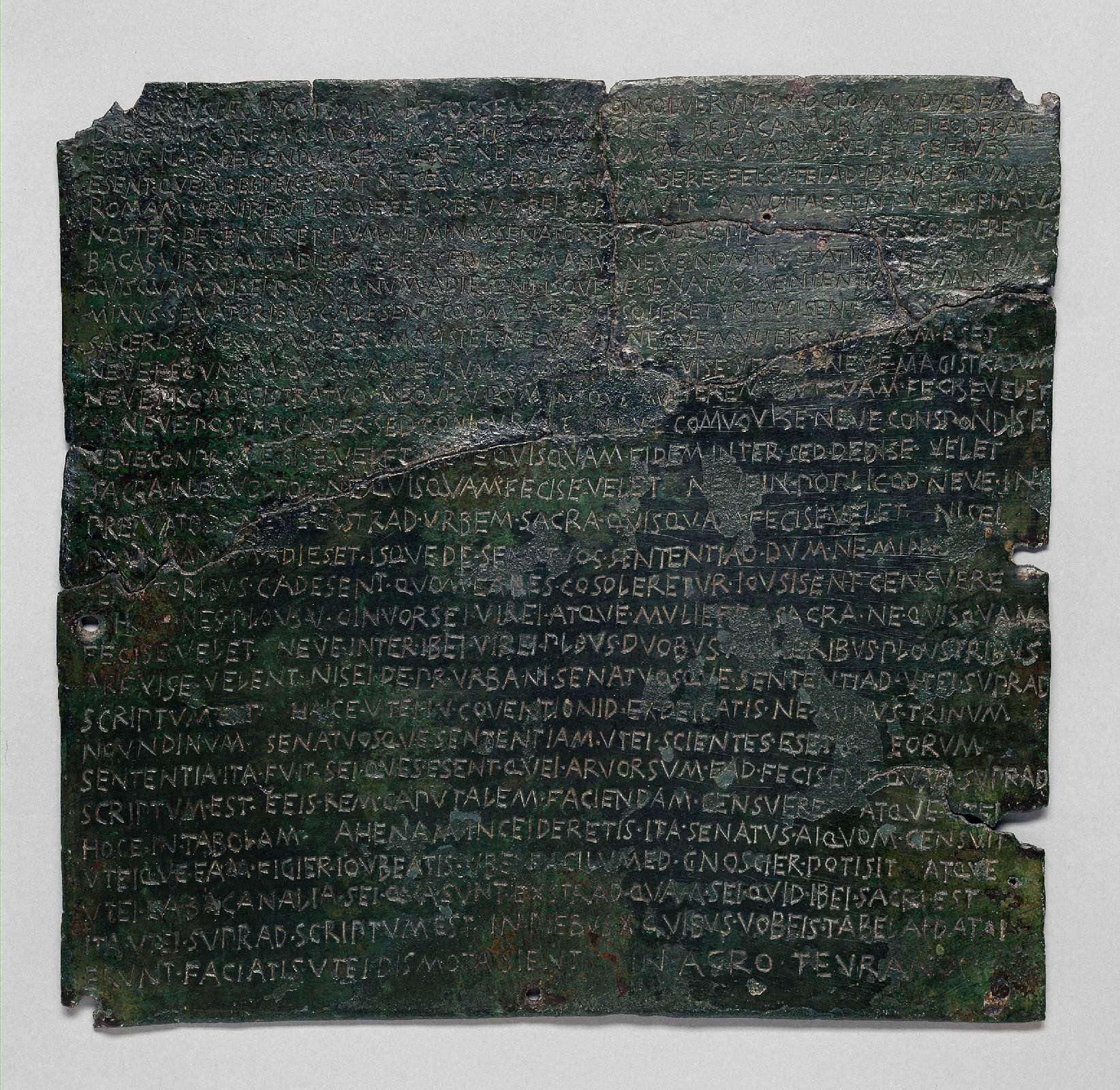 Senatus consultum de Bacchanalibus (vers 186 av. J.-C. ; bronze, 27,3 x 28,5 x 0,4 cm ; Vienne, Kunsthistorisches Museum) Senatus consultum de Bacchanalibus (vers 186 av. J.-C. ; bronze, 27,3 x 28,5 x 0,4 cm ; Vienne, Kunsthistorisches Museum)