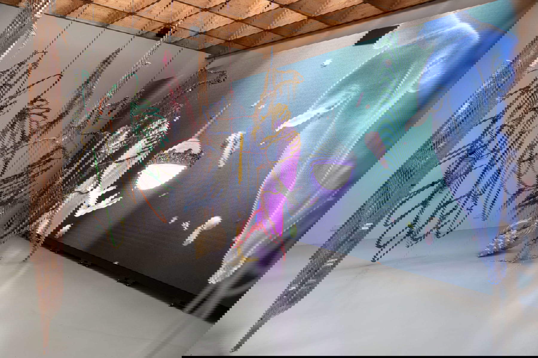 Julien Creuzet, Attila cataracte ta source aux pieds des pitons verts finira dans la grande mer gouffre bleu nous noyâmes dans les larmes marées de la lune (2024). Biennale de Venise, 60e édition, Pavillon français. Photo : Marco Zorzanello Julien Creuzet, Attila cataracte ta source aux pieds des pitons verts finira dans la grande mer gouffre bleu nous noyâmes dans les larmes marées de la lune (2024). Biennale de Venise, 60e édition, Pavillon français. Photo : Marco Zorzanello