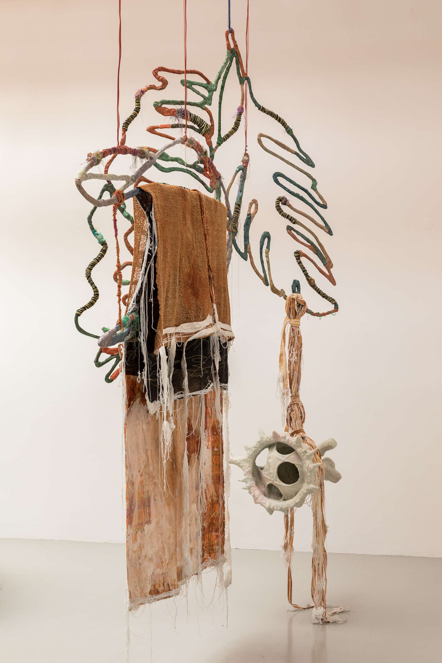 Julien Creuzet, Attila cataracte ta source aux pieds des pitons verts finira dans la grande mer gouffre bleu nous noyâmes dans les larmes marées de la lune (2024). Biennale de Venise, 60e édition, Pavillon français. Photo : Marco Zorzanello Julien Creuzet, Attila cataracte ta source aux pieds des pitons verts finira dans la grande mer gouffre bleu nous noyâmes dans les larmes marées de la lune (2024). Biennale de Venise, 60e édition, Pavillon français. Photo : Marco Zorzanello