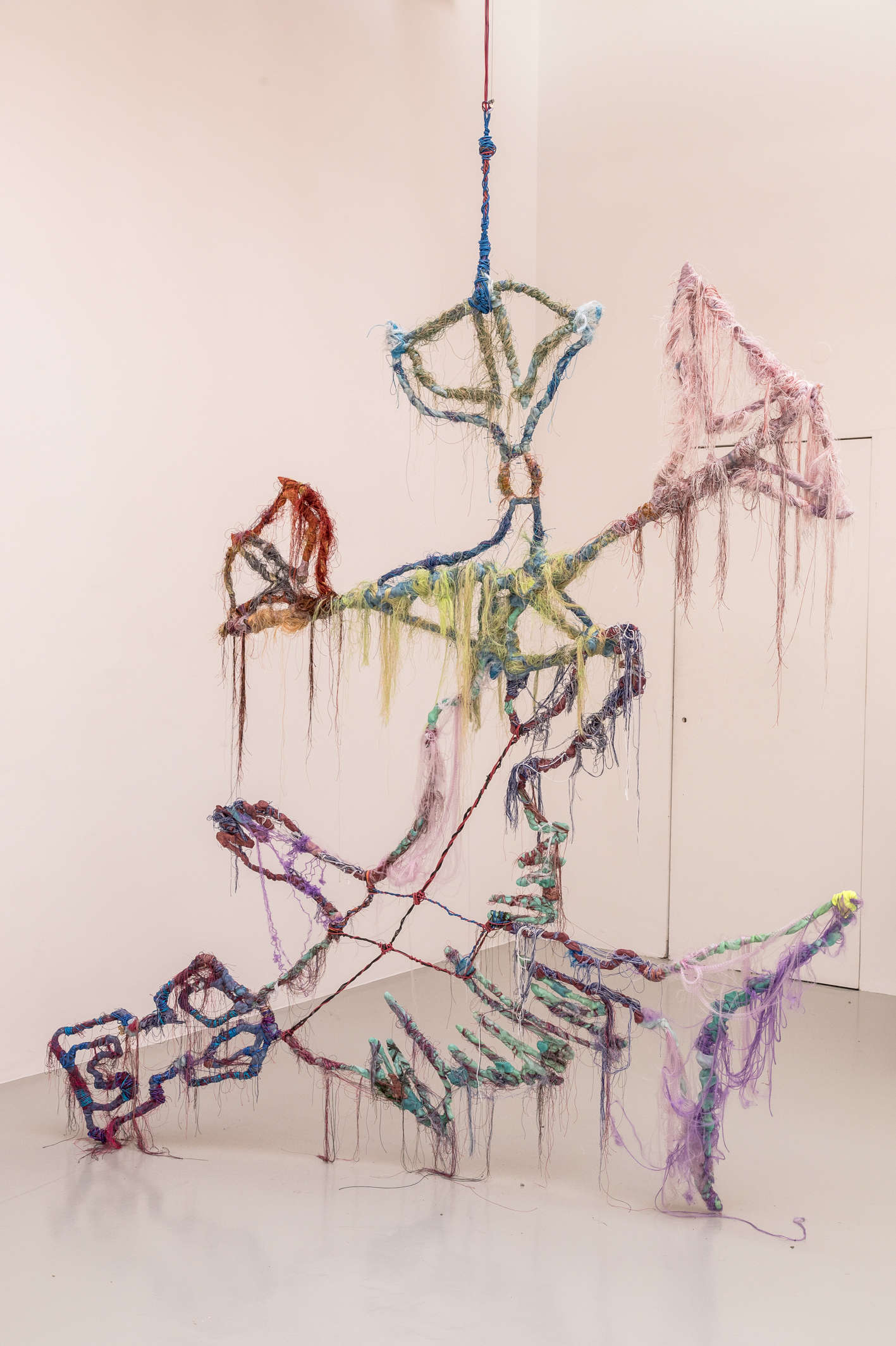 Julien Creuzet, Attila cataracte ta source aux pieds des pitons verts finira dans la grande mer gouffre bleu nous noyâmes dans les larmes marées de la lune (2024). Biennale de Venise, 60e édition, Pavillon français. Photo : Marco Zorzanello Julien Creuzet, Attila cataracte ta source aux pieds des pitons verts finira dans la grande mer gouffre bleu nous noyâmes dans les larmes marées de la lune (2024). Biennale de Venise, 60e édition, Pavillon français. Photo : Marco Zorzanello