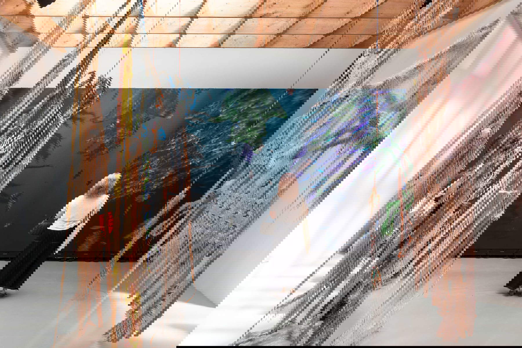 Julien Creuzet, Attila cataracte ta source aux pieds des pitons verts finira dans la grande mer gouffre bleu nous noyâmes dans les larmes marées de la lune (2024). Biennale de Venise, 60e édition, Pavillon français. Photo : Marco Zorzanello Julien Creuzet, Attila cataracte ta source aux pieds des pitons verts finira dans la grande mer gouffre bleu nous noyâmes dans les larmes marées de la lune (2024). Biennale de Venise, 60e édition, Pavillon français. Photo : Marco Zorzanello