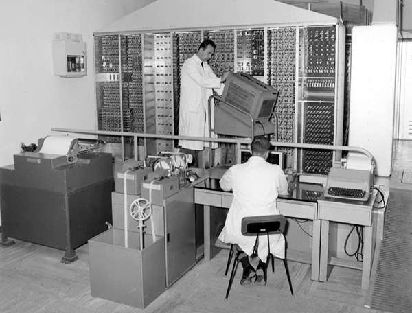 Vintage-Foto der Pisaner elektronischen Rechenmaschine, 1961, Archiv der Universität Pisa