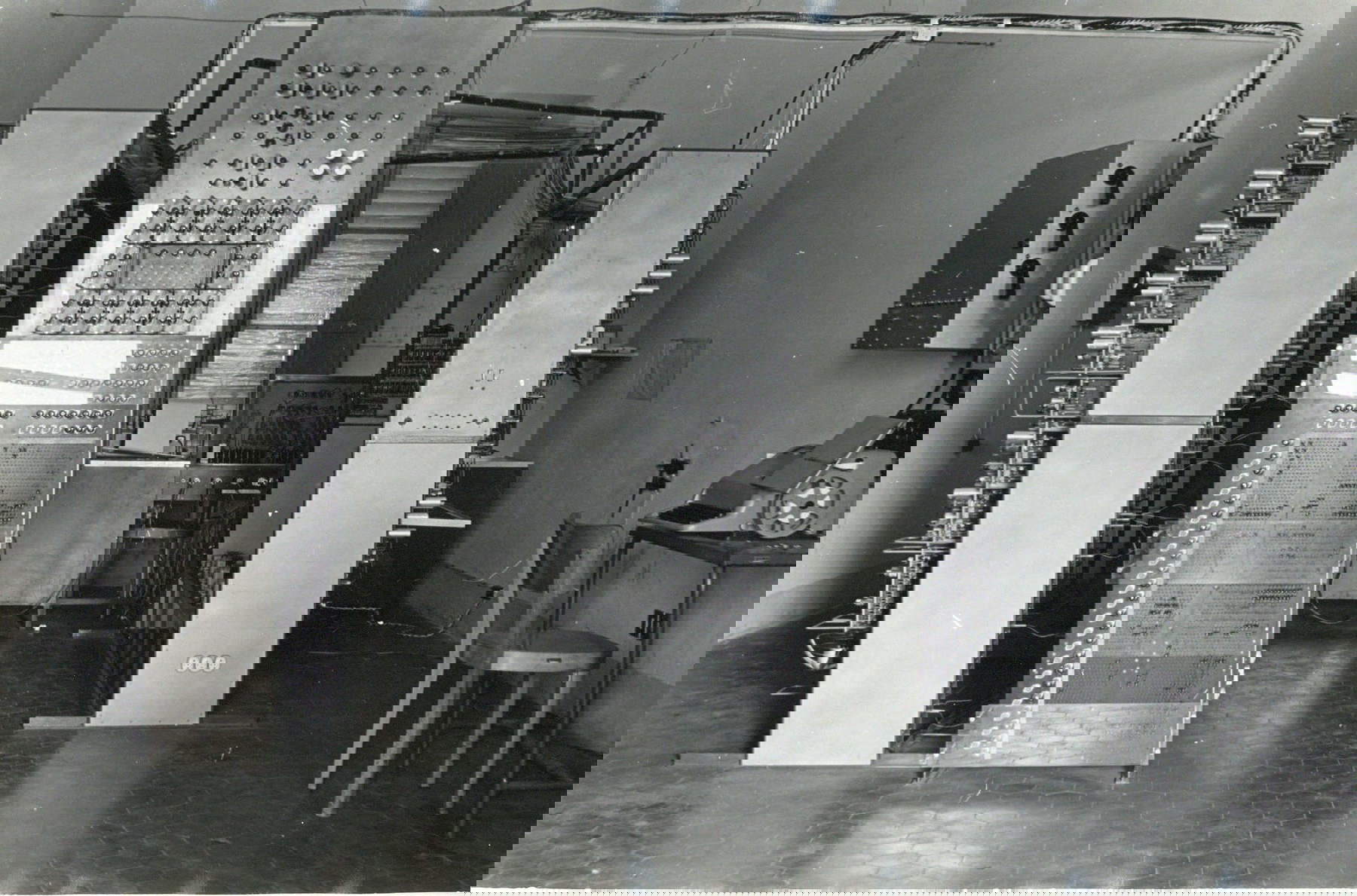 Die reduzierte Maschine von 1957 auf einem historischen Foto, Archiv der Universität Pisa