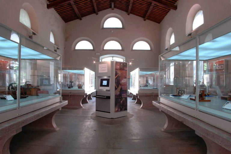 Exponate des Museums für physikalische Instrumente