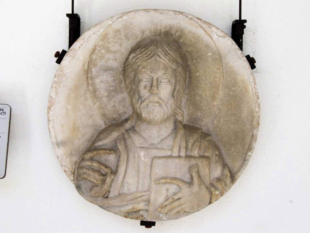 Artiste de Constantinople ( ?), Bénédiction du Christ (XIIIe siècle ; marbre blanc avec de gros cristaux et des veines gris bleuté, diamètre 56,5 cm ; Gênes, Museo di Sant'Agostino)