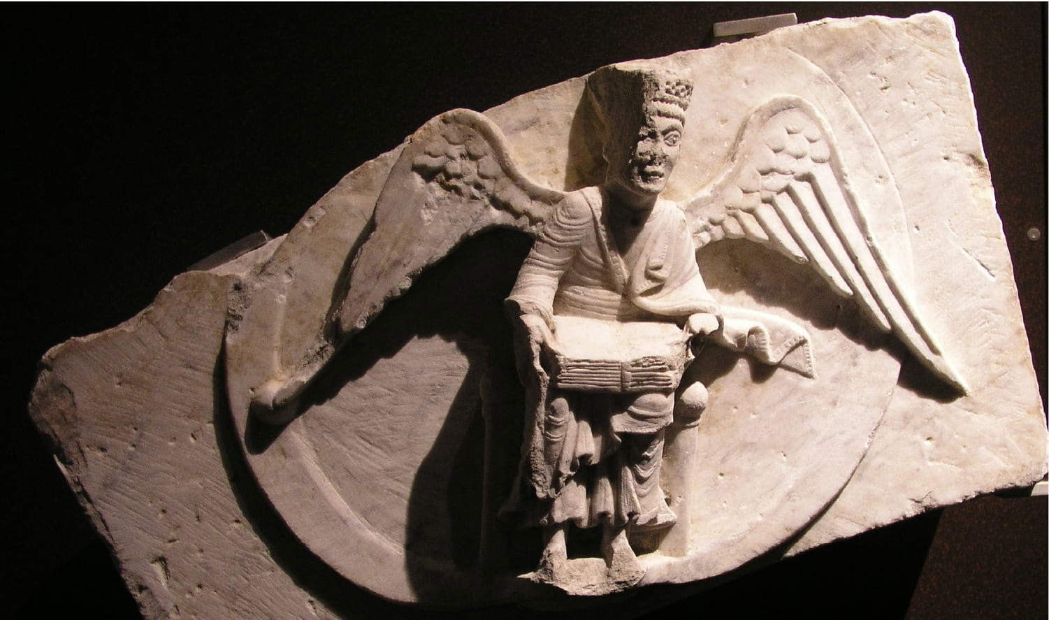 Artiste francilien, Ange de Saint Matthieu (vers 1155 ; marbre de Carrare, 28 x 53 x 32 cm ; Gênes, Museo Diocesano)